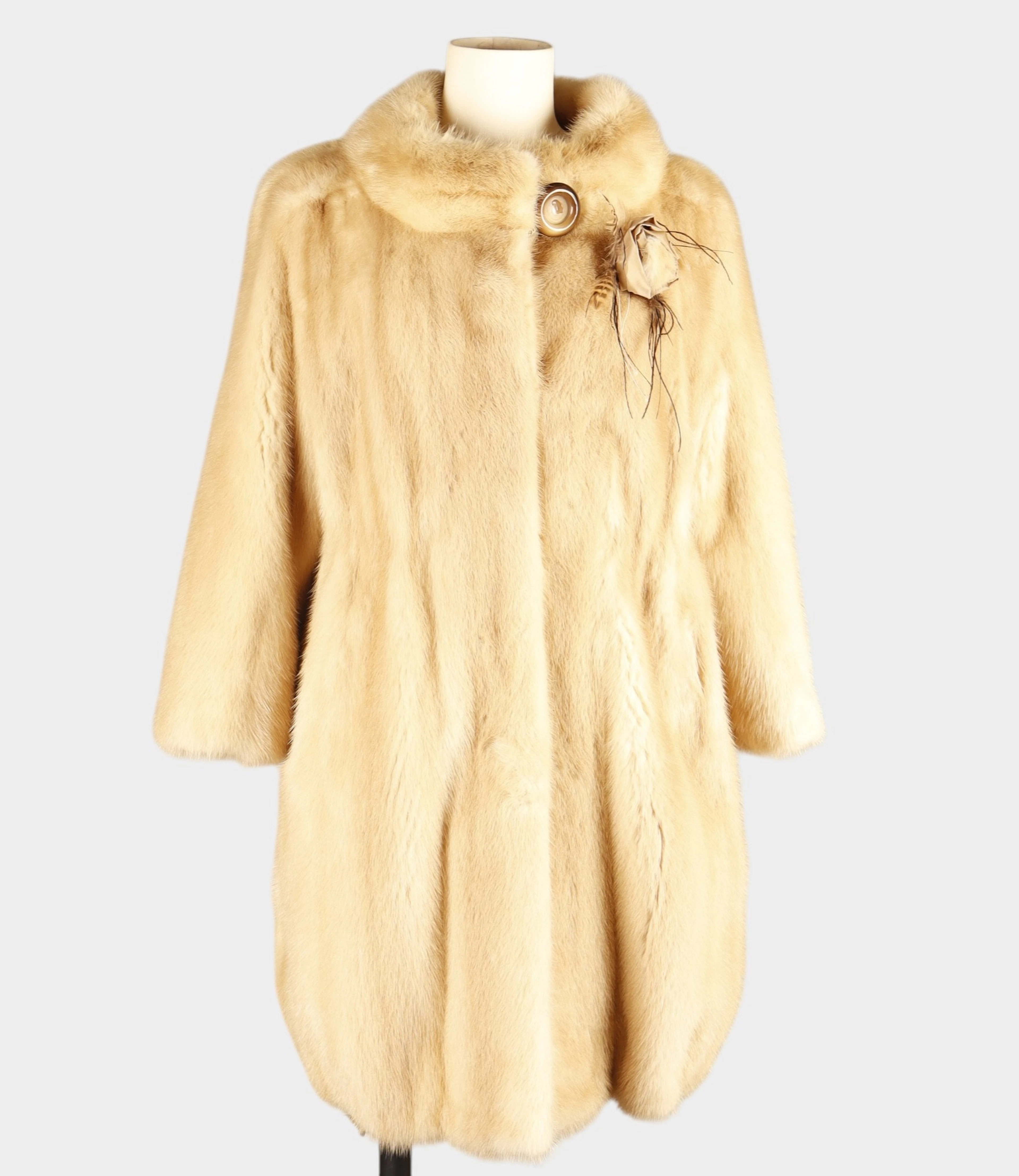 Chaquetón de visón beige.