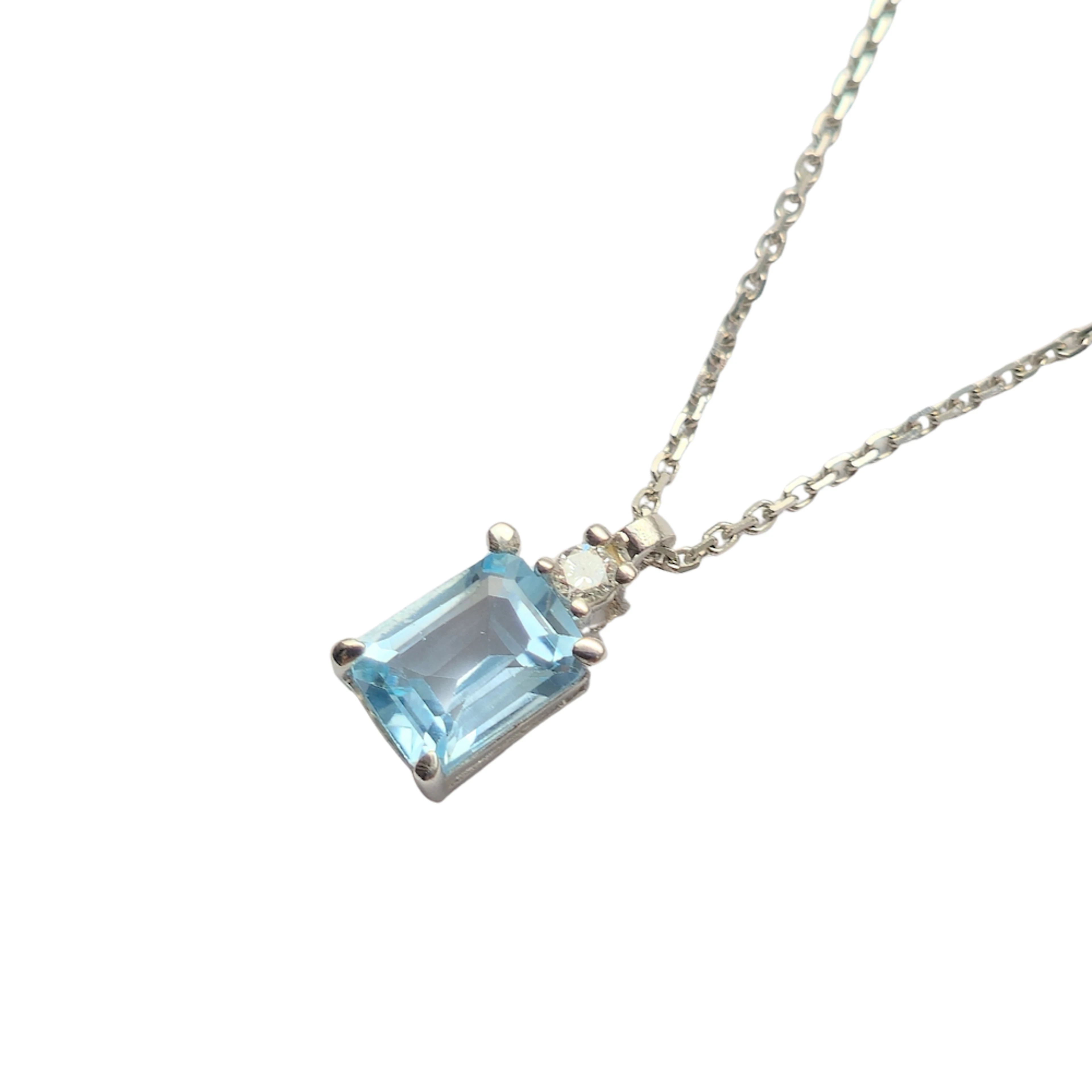 Cadena y colgante en plata con topacio azul y diamante.