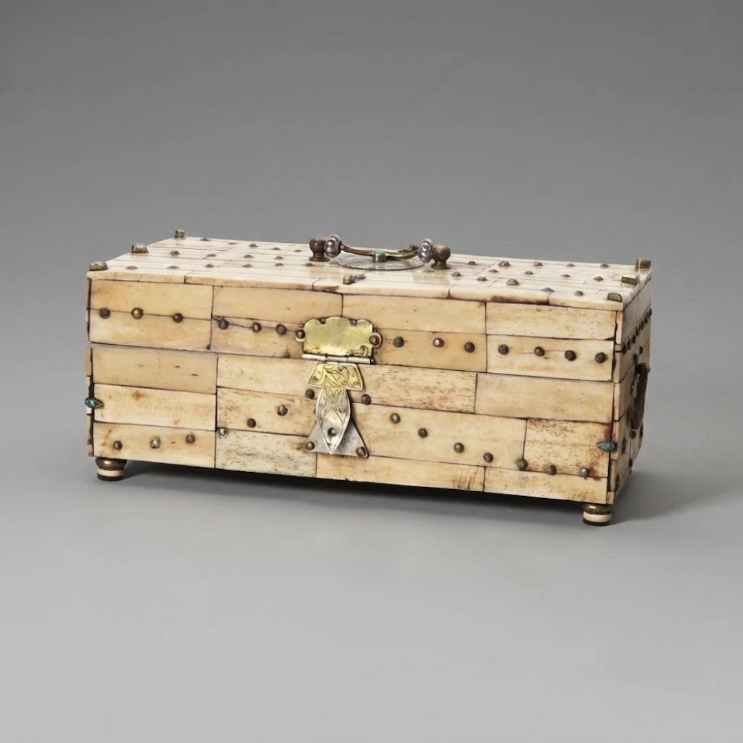 Caja otomana en hueso y cierres en metal dorado.
