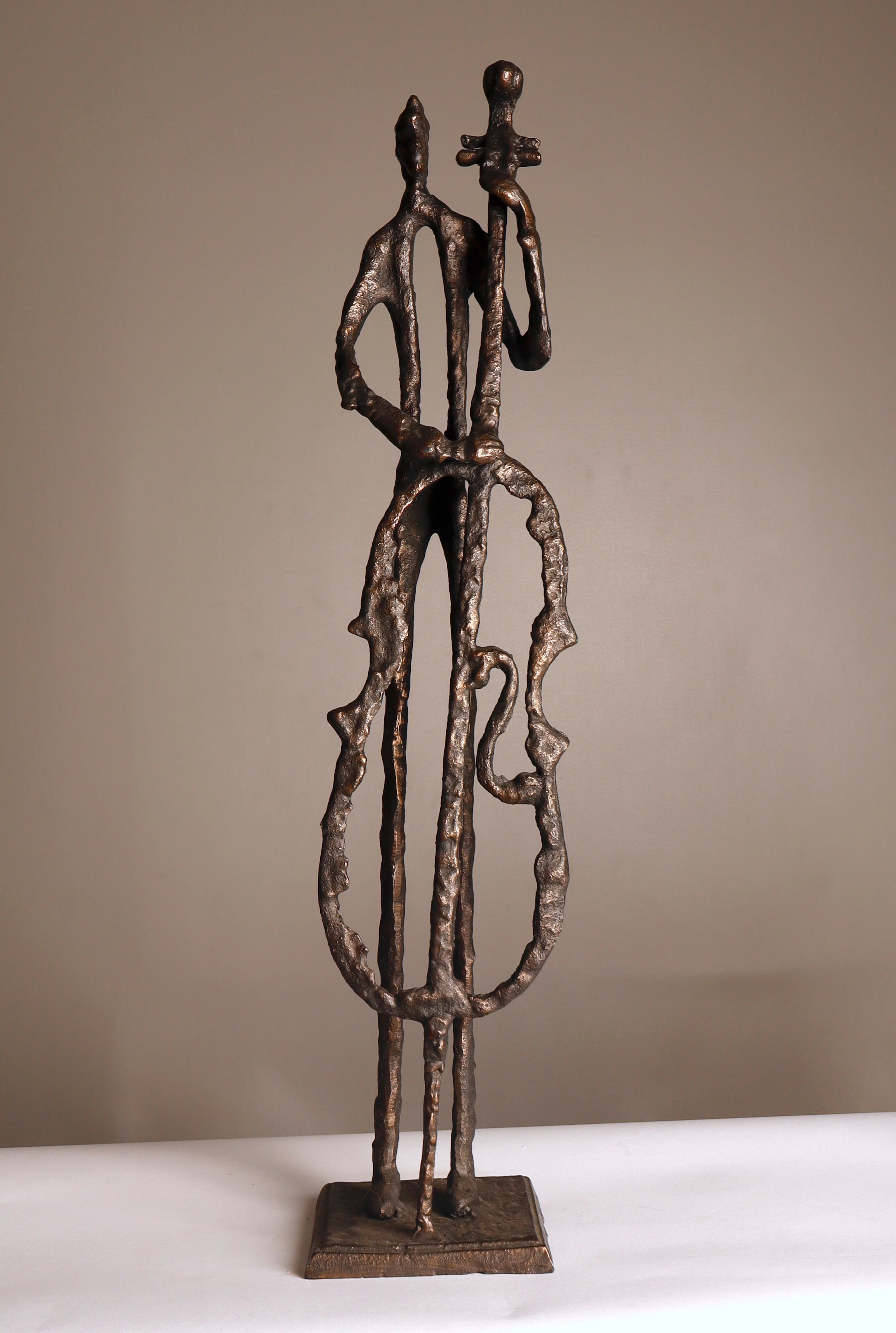 Contrabajista, escultura en hierro patinado en bronce.