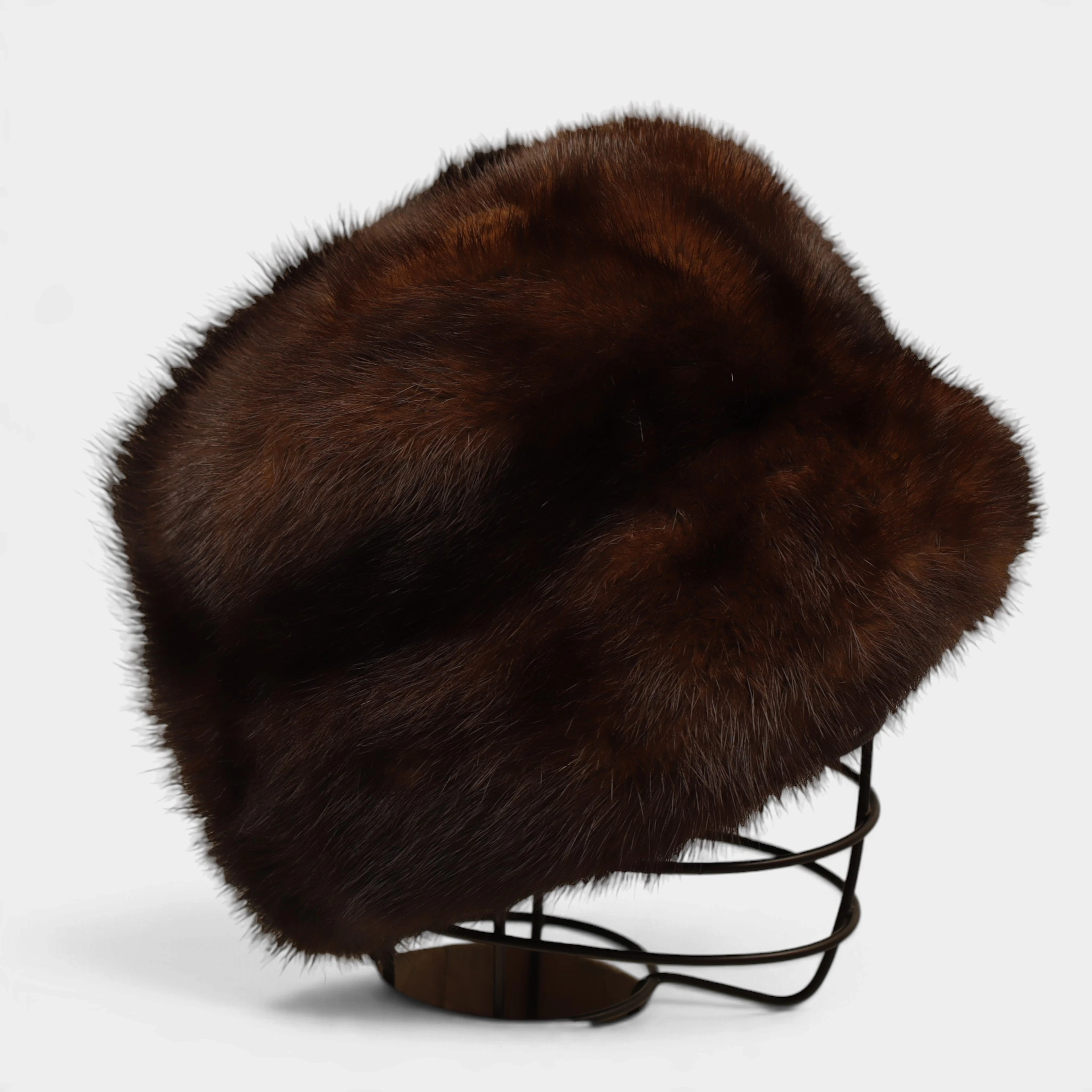 Gorro en visón oscuro.