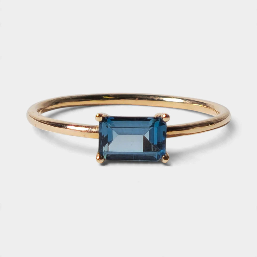 Anillo en oro 18K y topacio London blue.