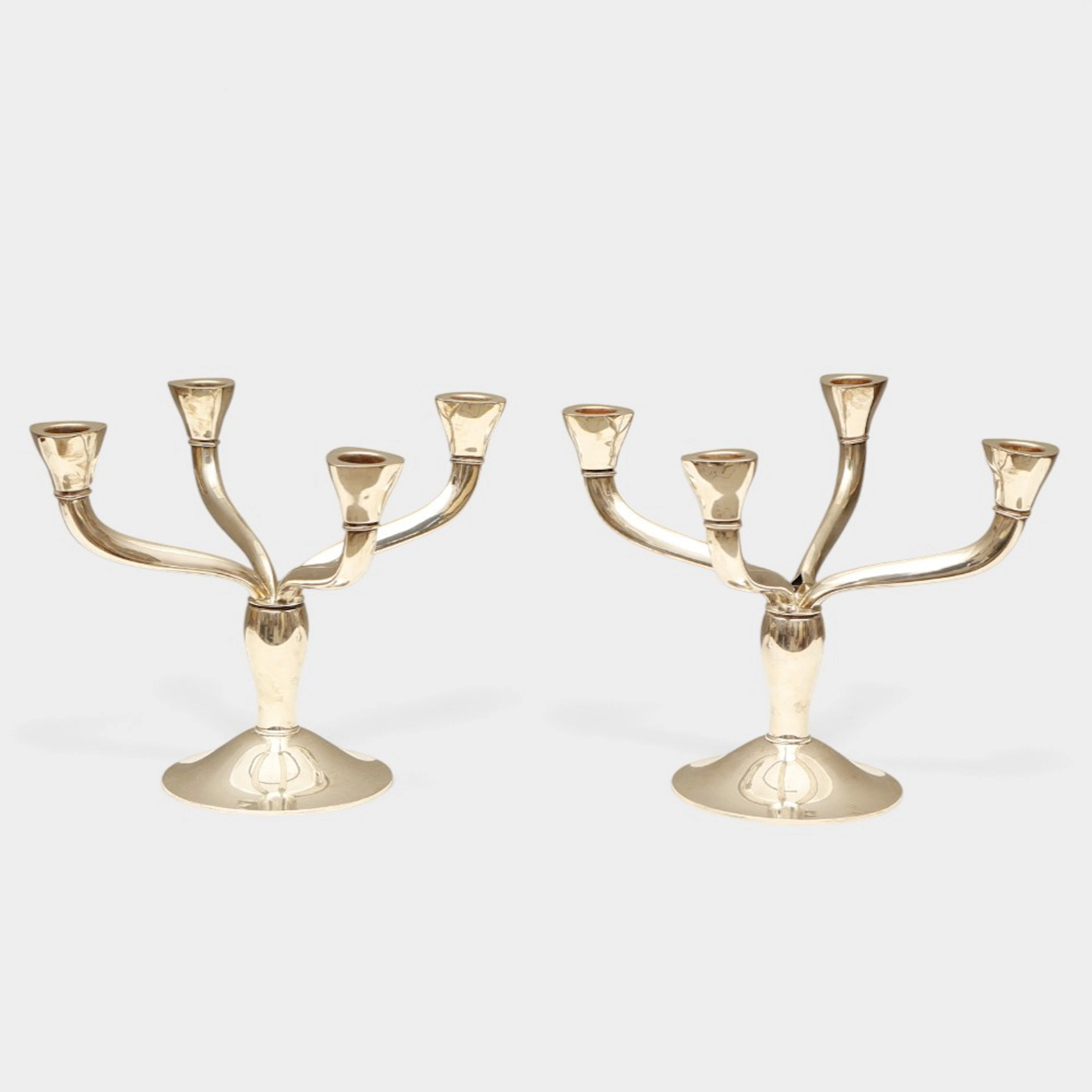 Pareja de candelabros de cuatro luces en plata española punzonada.