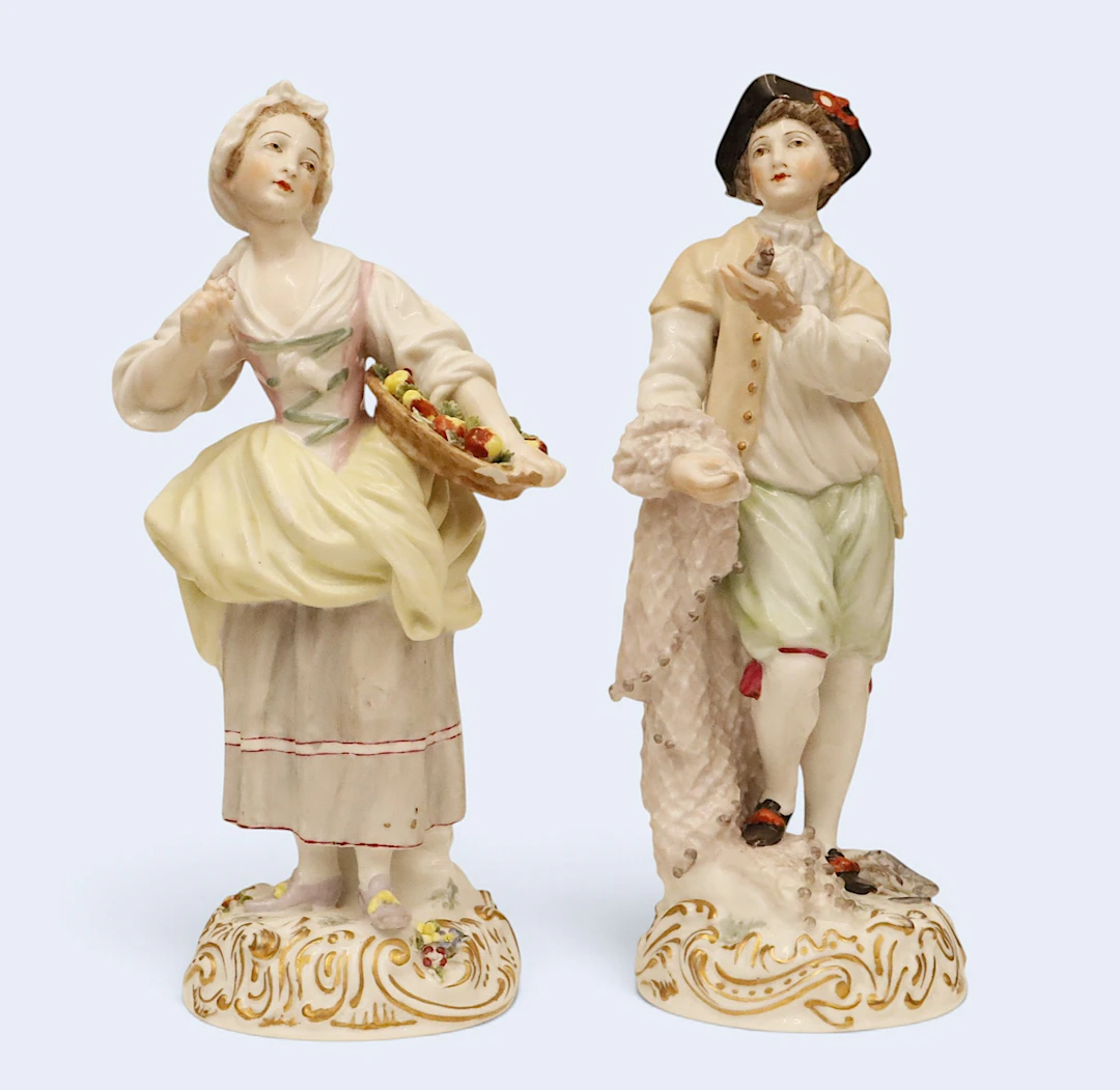 Vendedores de fruta y pescado, pareja de figuras en porcelana alemana