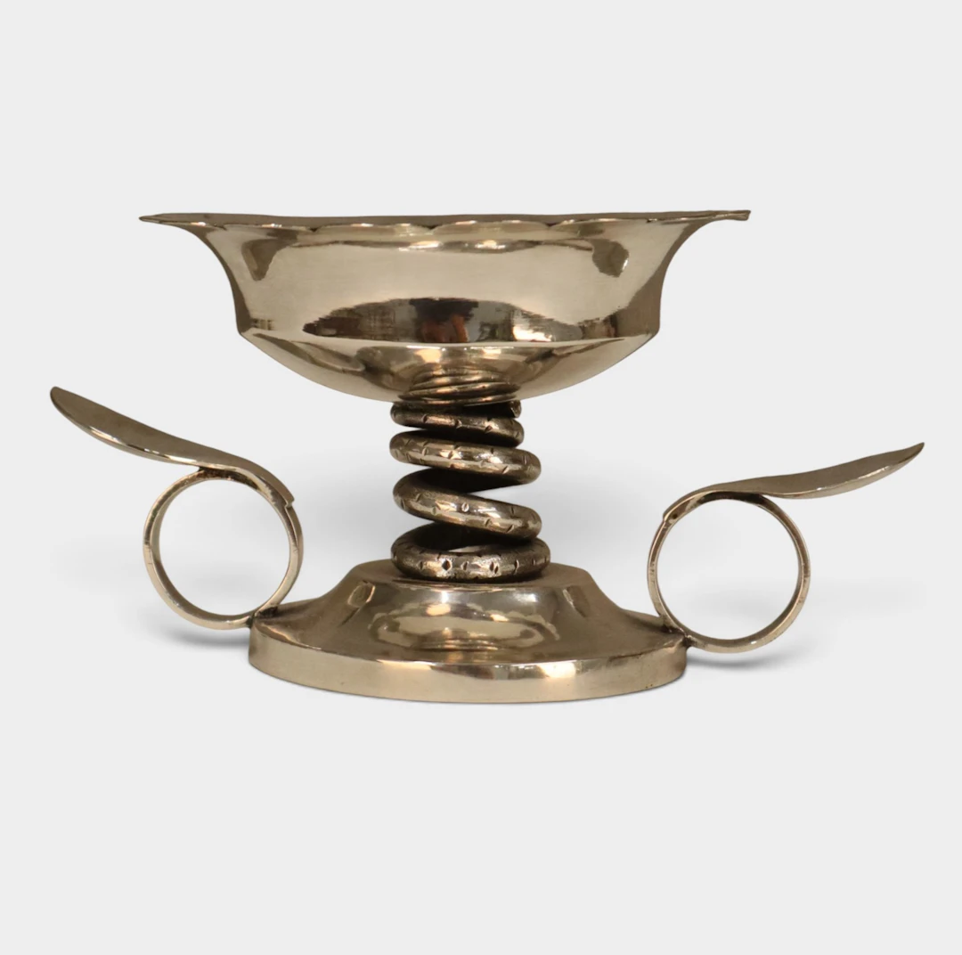 Chofeta de plata con serpiente enroscada alrededor del fuste.