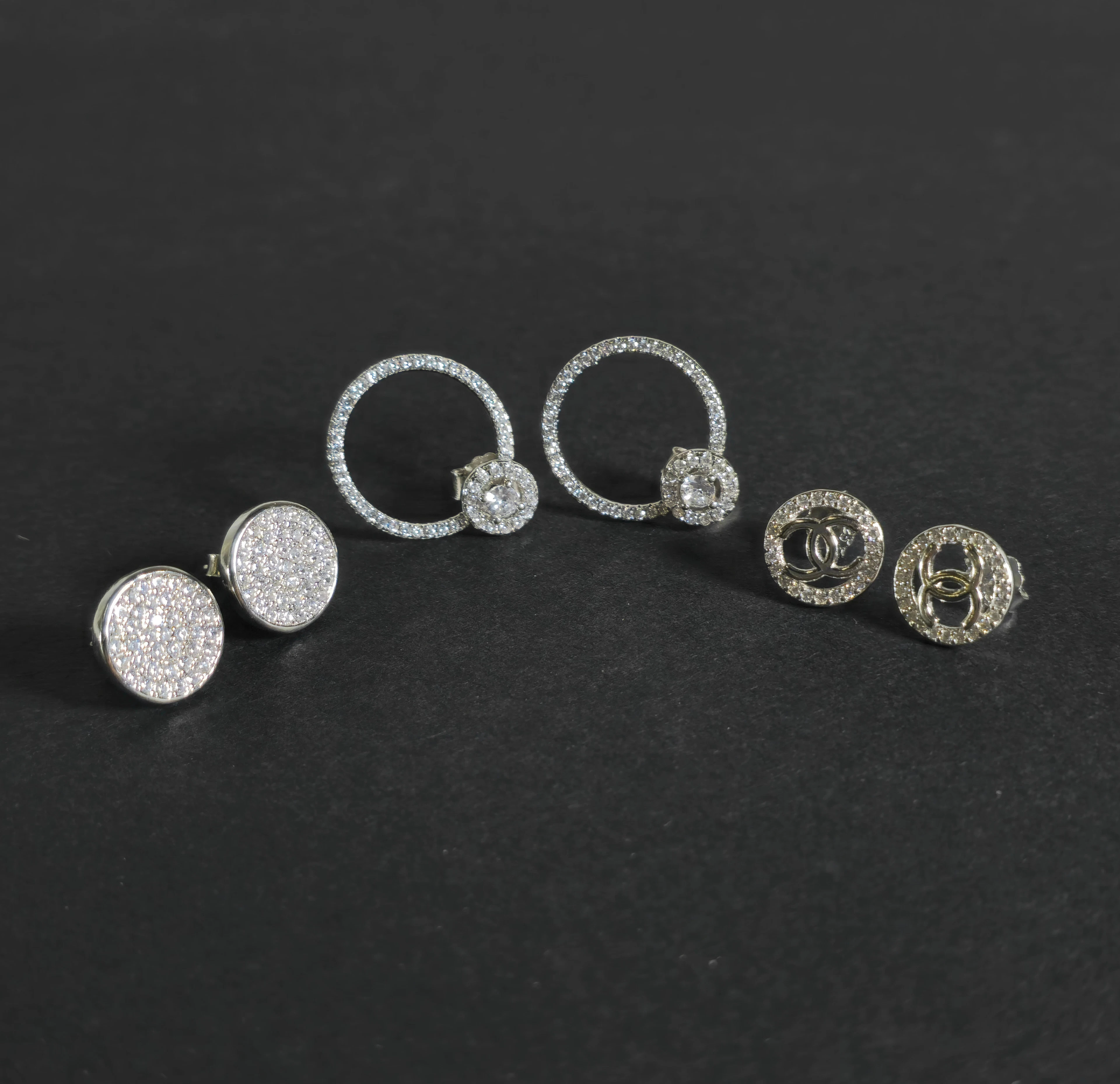 2 PARES DE PENDIENTES EN PLATA Y CIRCONITAS Y PENDIENTES ESTILO CHANNEL.