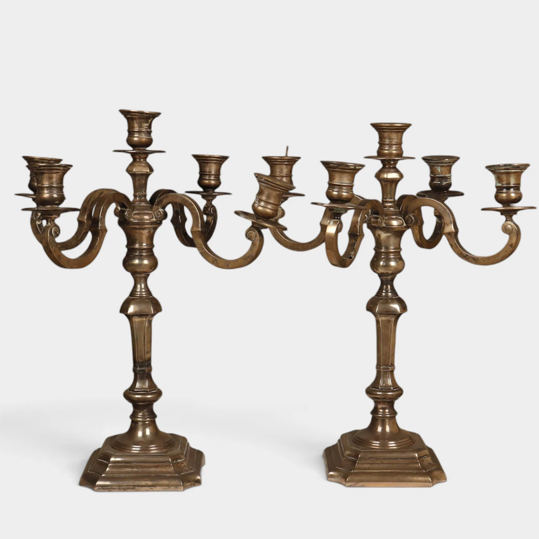 Pareja de candelabros de cuatro brazos en plata.