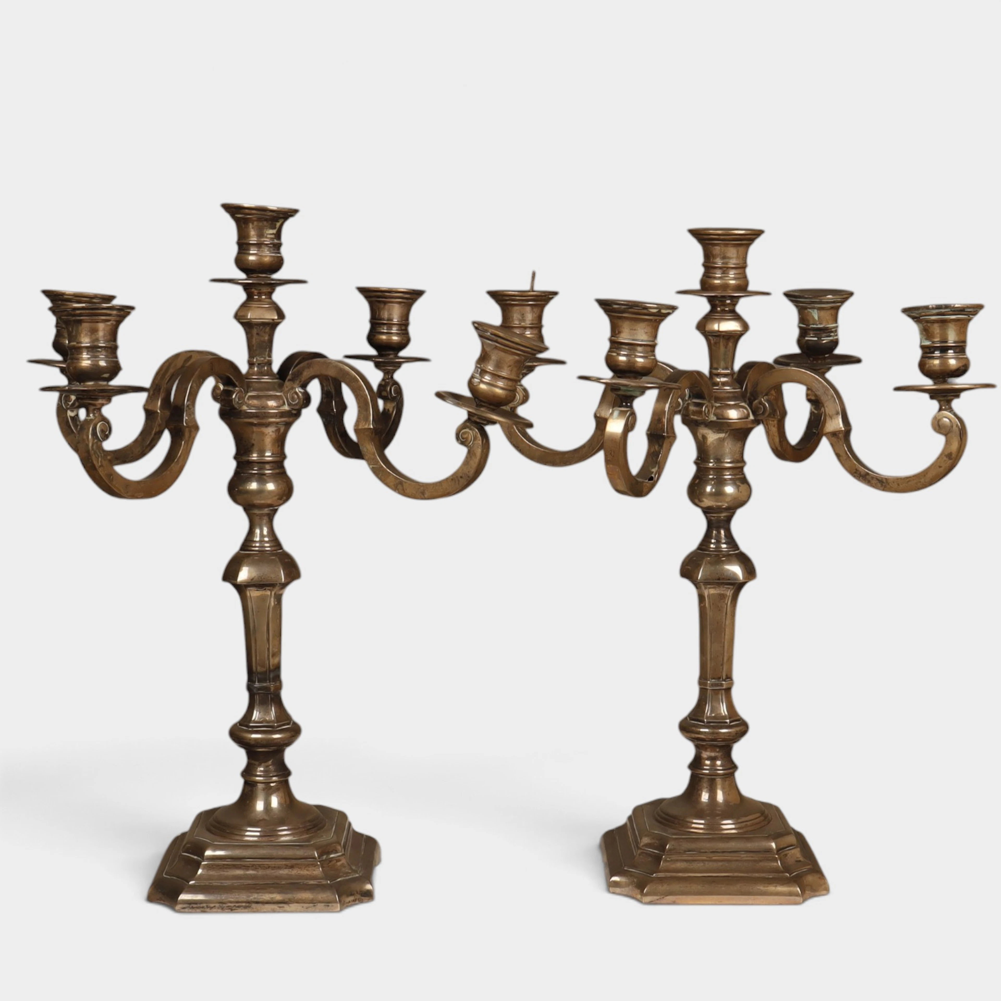 Pareja de candelabros de cuatro brazos en plata.