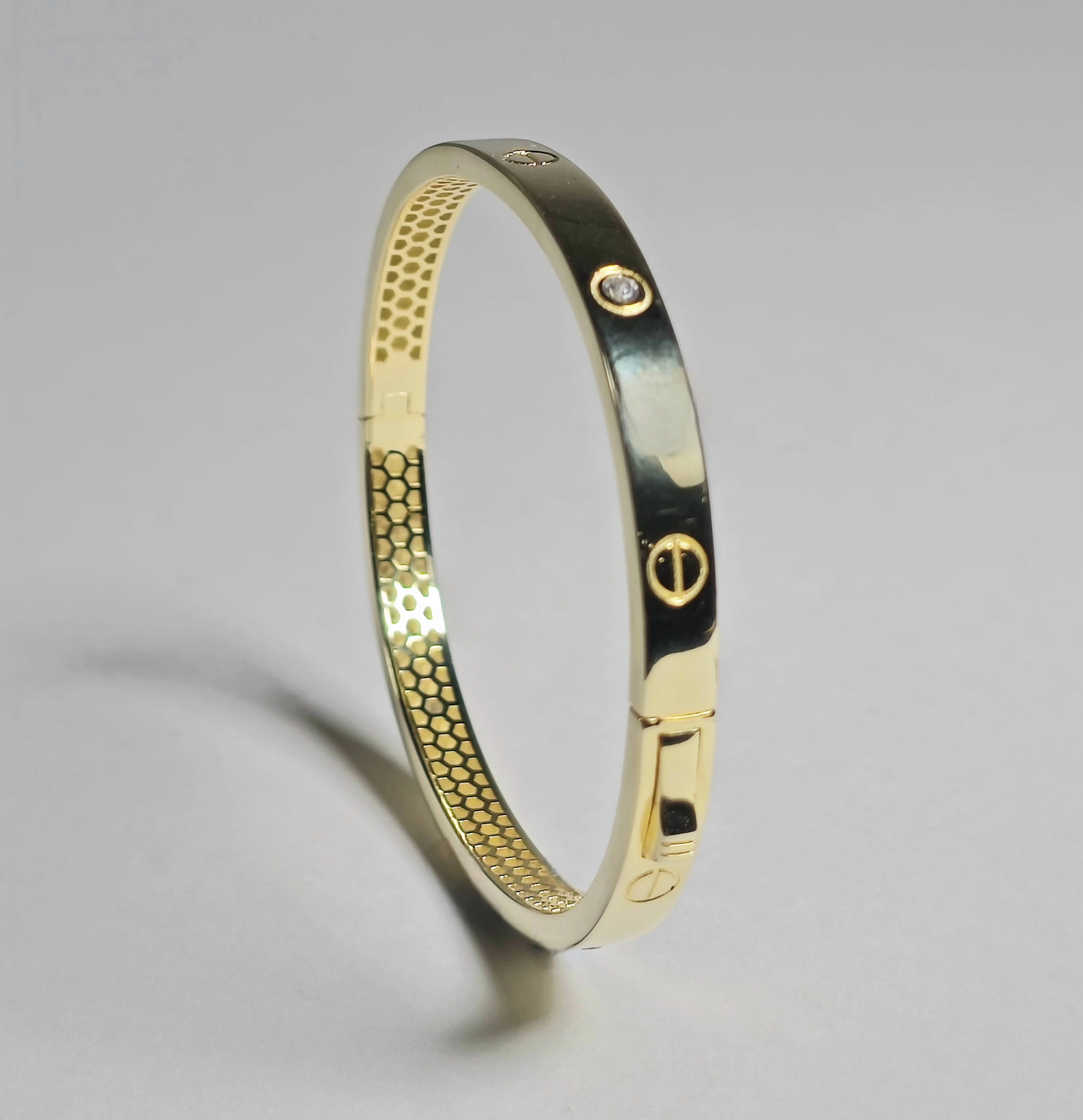 PULSERA LOVE EN PLATA CHAPADO EN ORO CON CIRCONITAS ESTILO CARTIER.