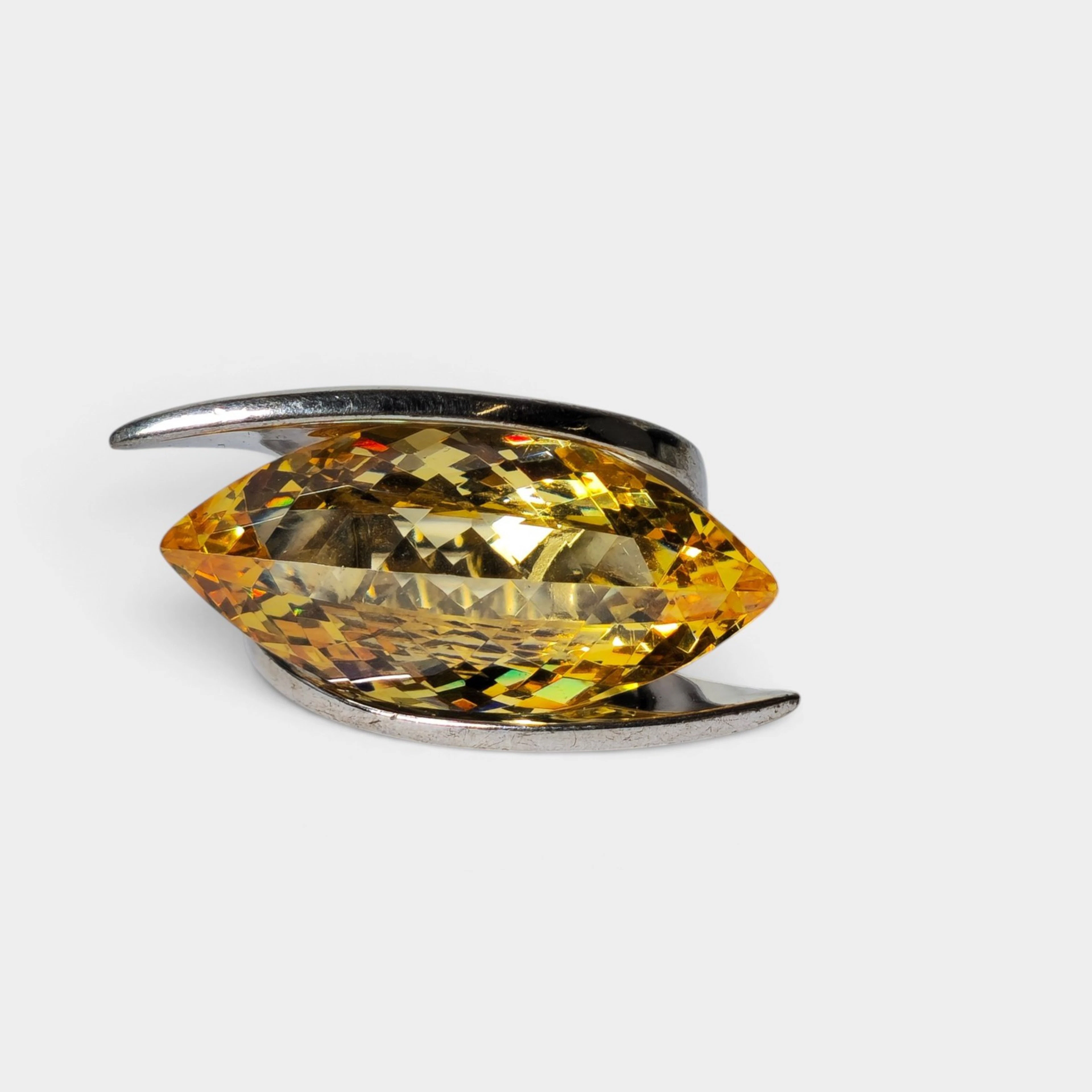 Anillo en plata con circonita color amarillo.