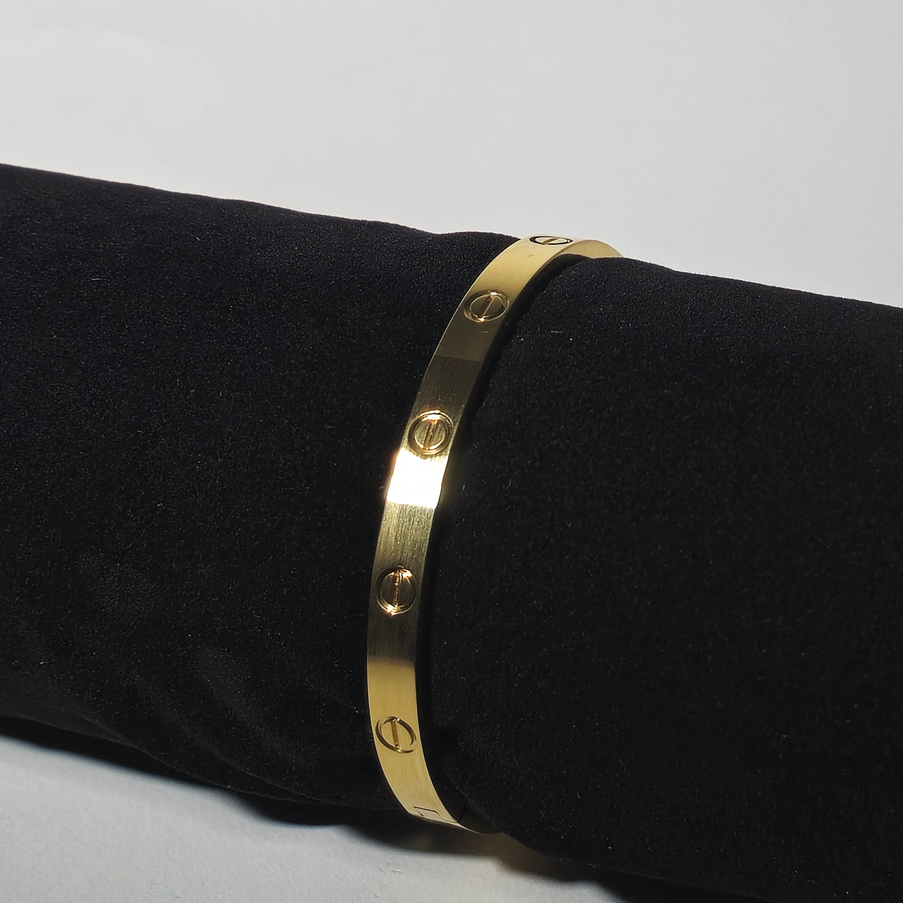 PULSERA "LOVE" ESTILO CARTIER EN ACERO CON BAÑO DE ORO.