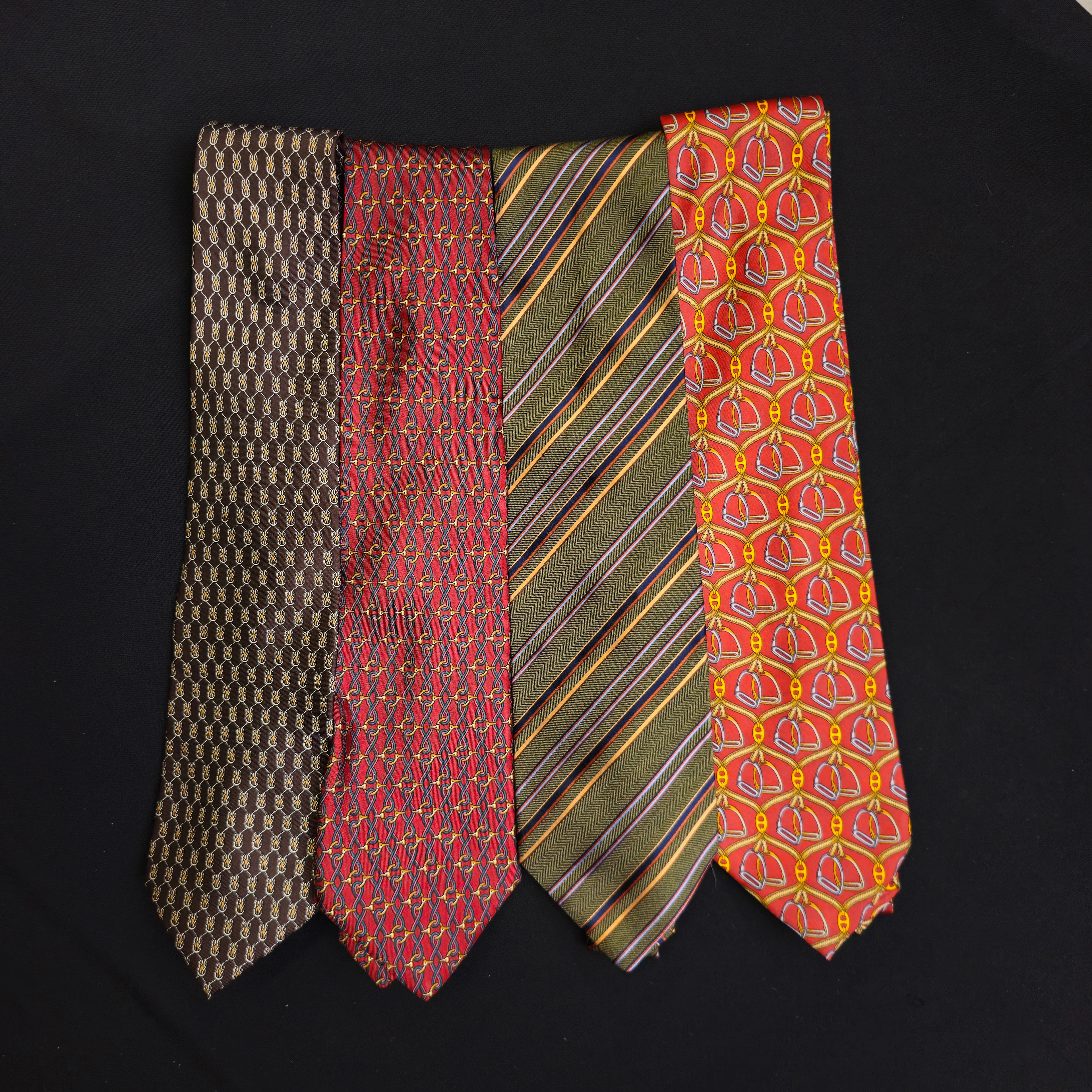 4 CORBATAS EN SEDA. ETRO, CARVEN PARIS, SANTA EULALIA Y EMIDIO TUCCI.