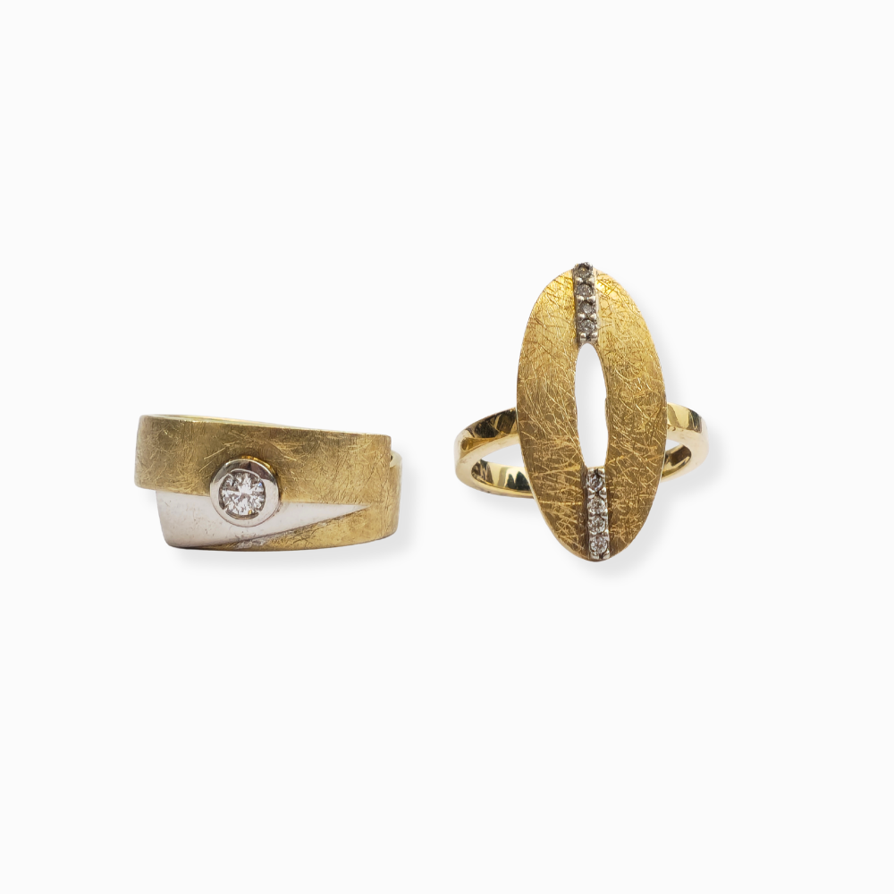 Dos anillos en plata dorada y circonitas.