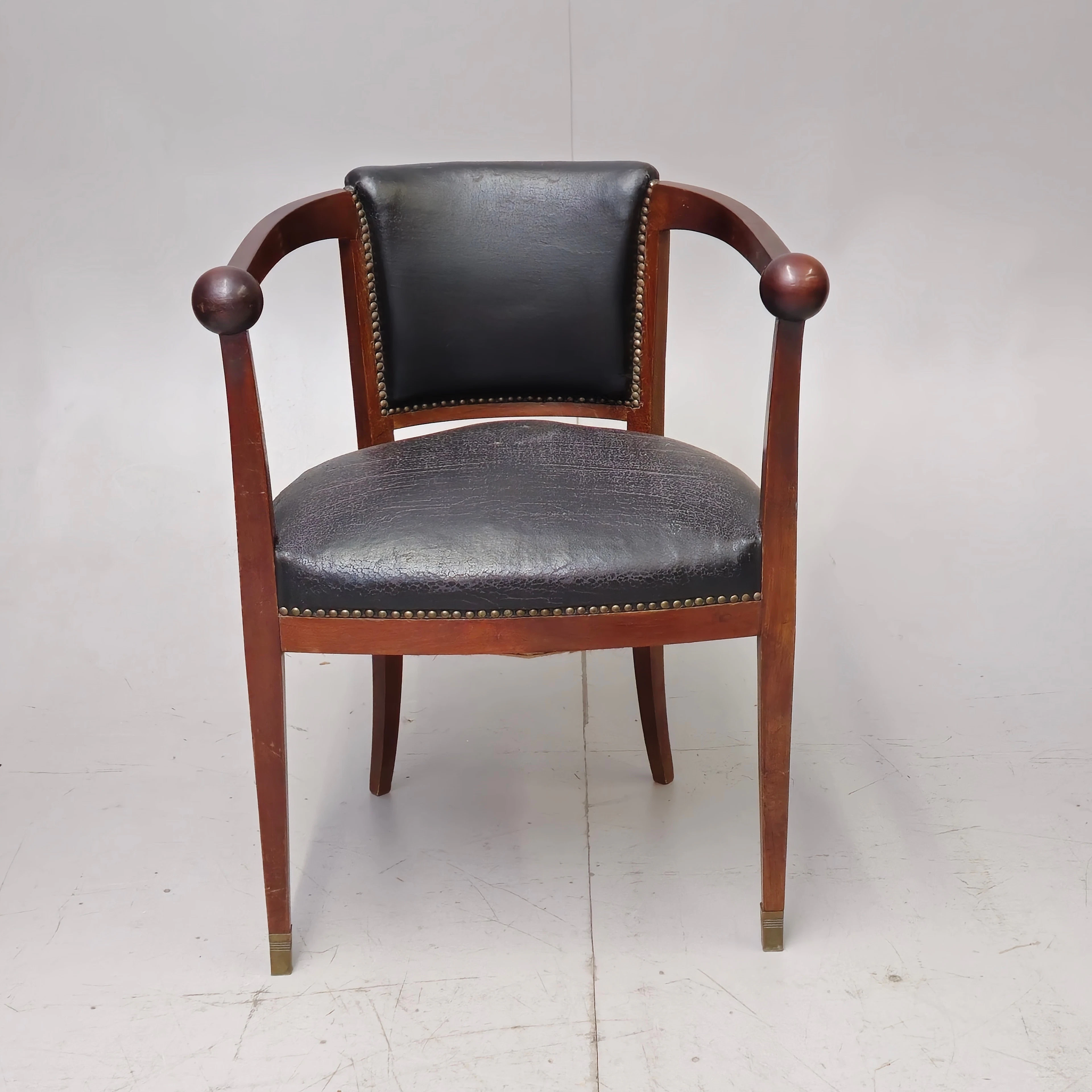 SILLA DE DESPACHO. ART DECO. CAOBA Y TAPICERIA EN CUERO. FRANCIA.