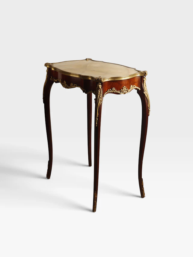Mesa auxiliar de estilo Luis XV en madera teñida y aplicaciones de