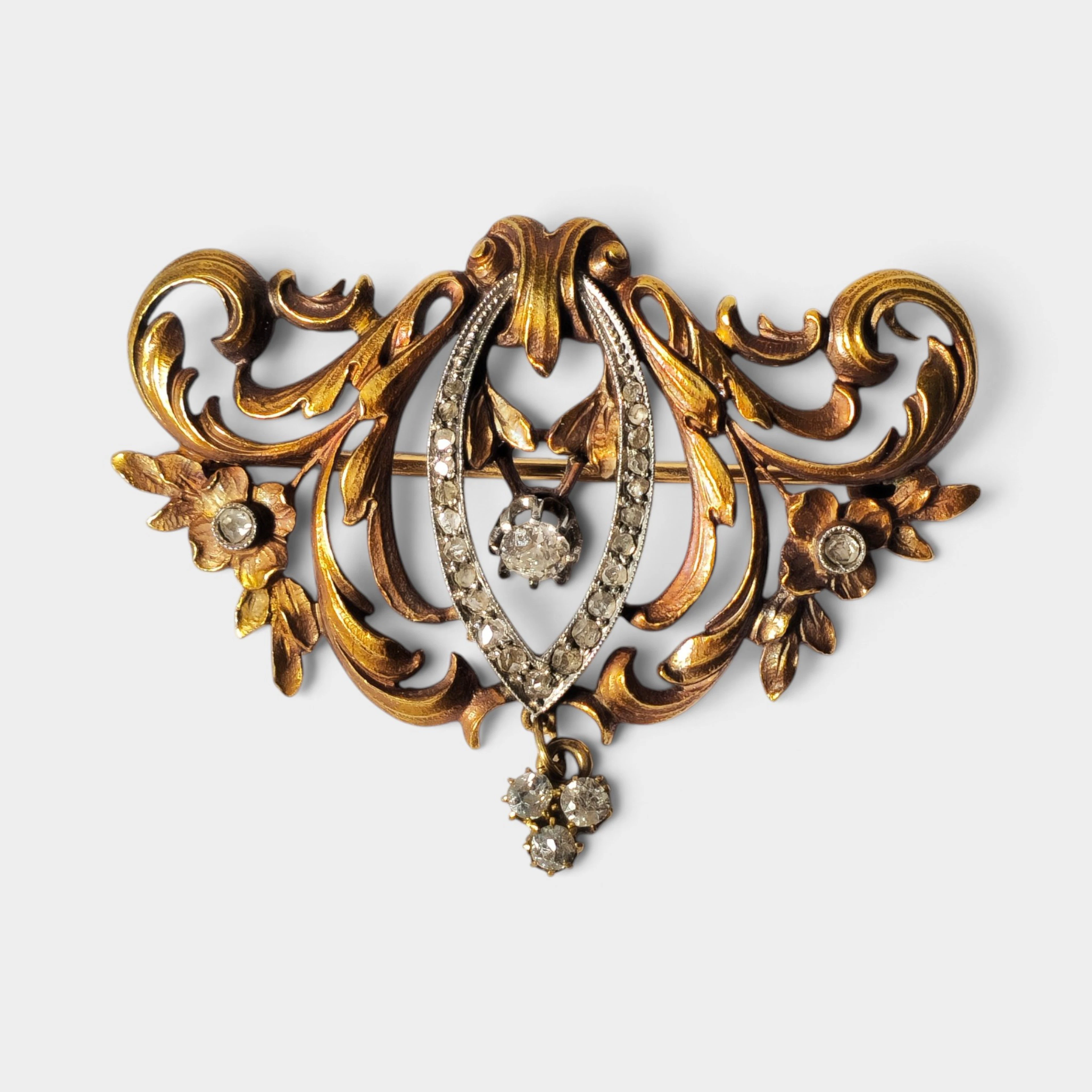 Broche Belle Époque en oro, platino y diamantes.