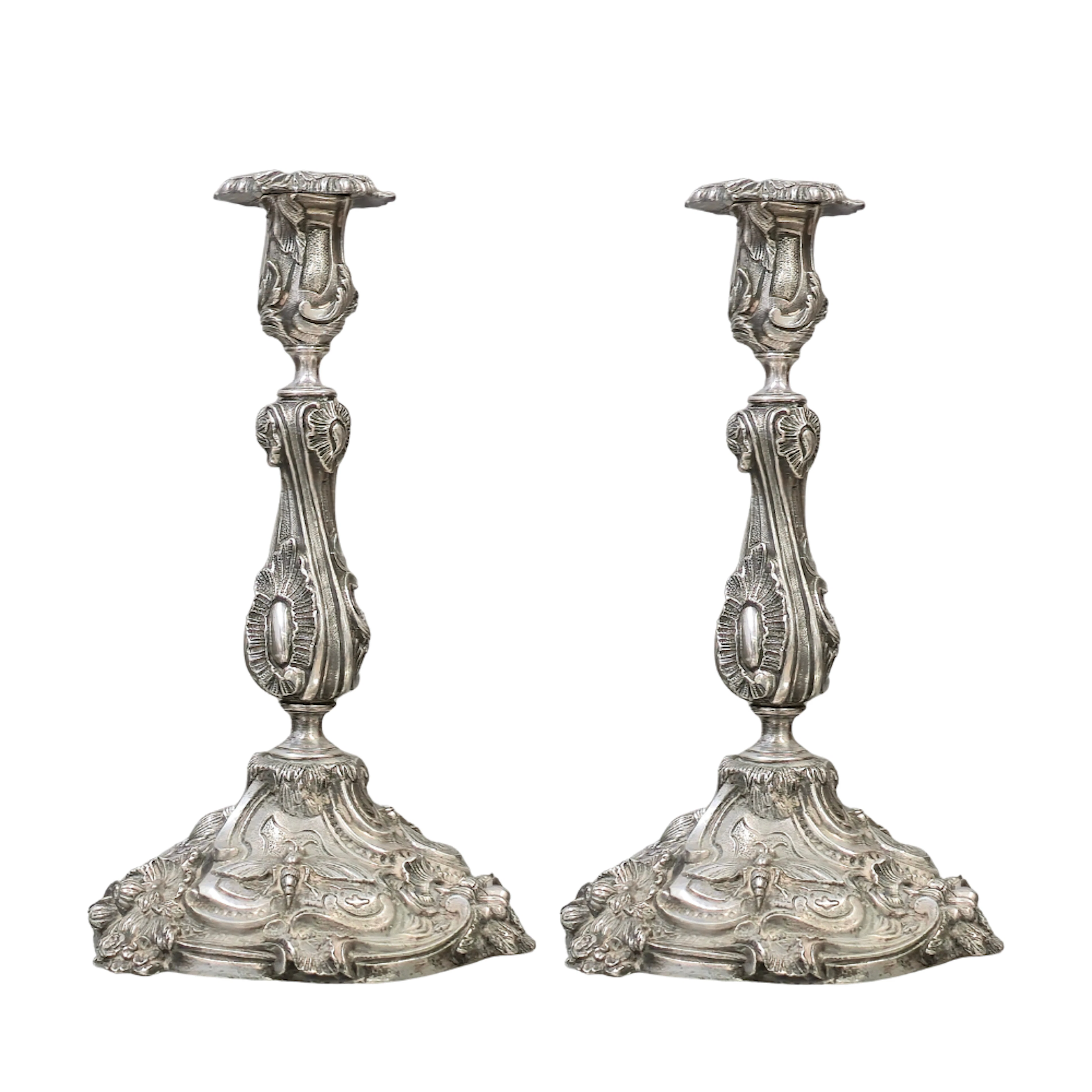 Pareja de candeleros de estilo Luis XV en plata.