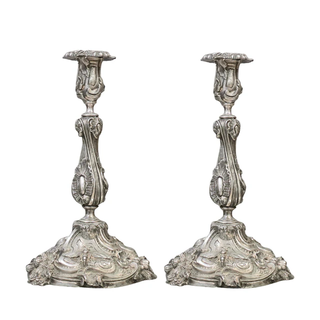 Pareja de candeleros de estilo Luis XV en plata.