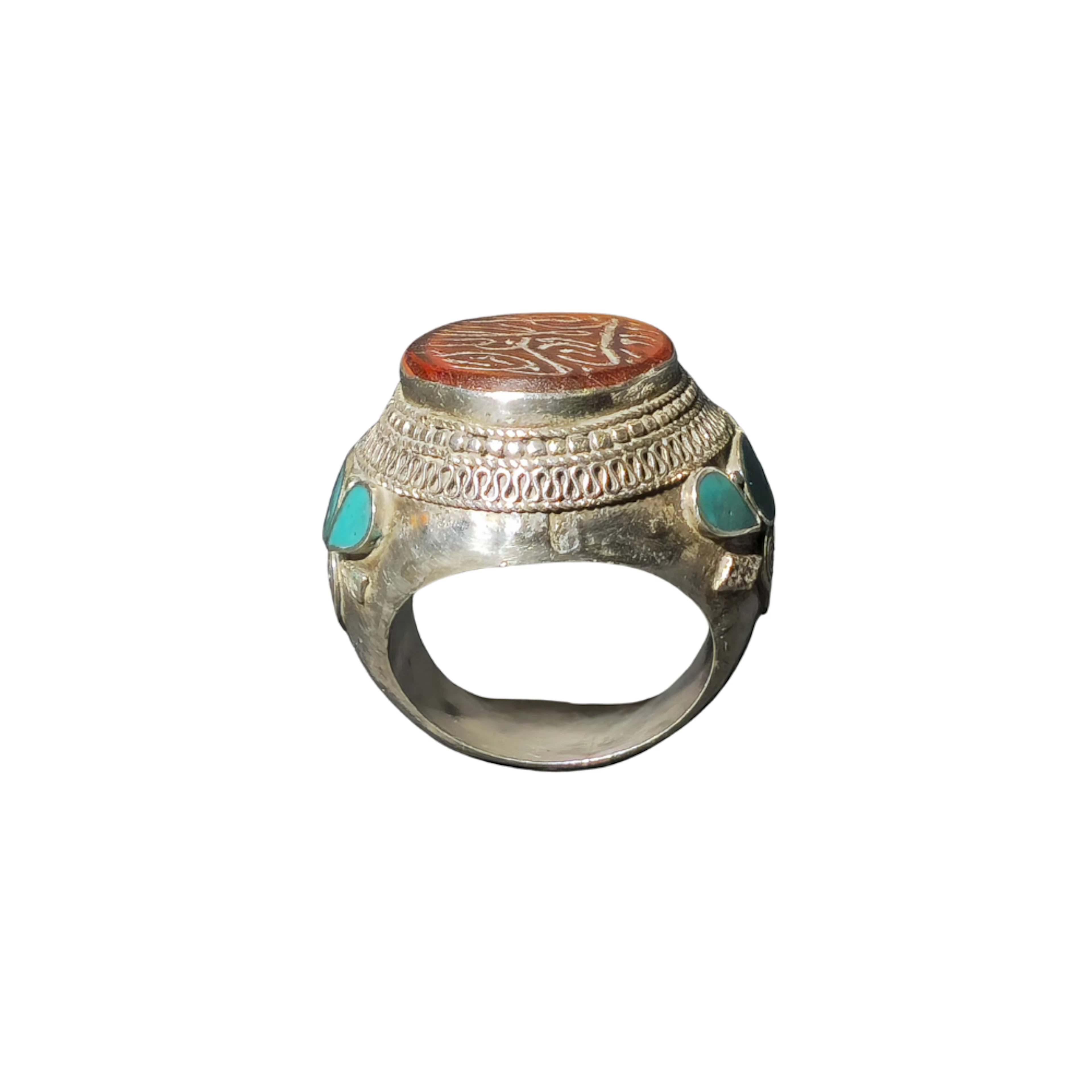 ANILLO TURCO EN PLATA CON CORNALINA GRABADO. SIGLO XX.
