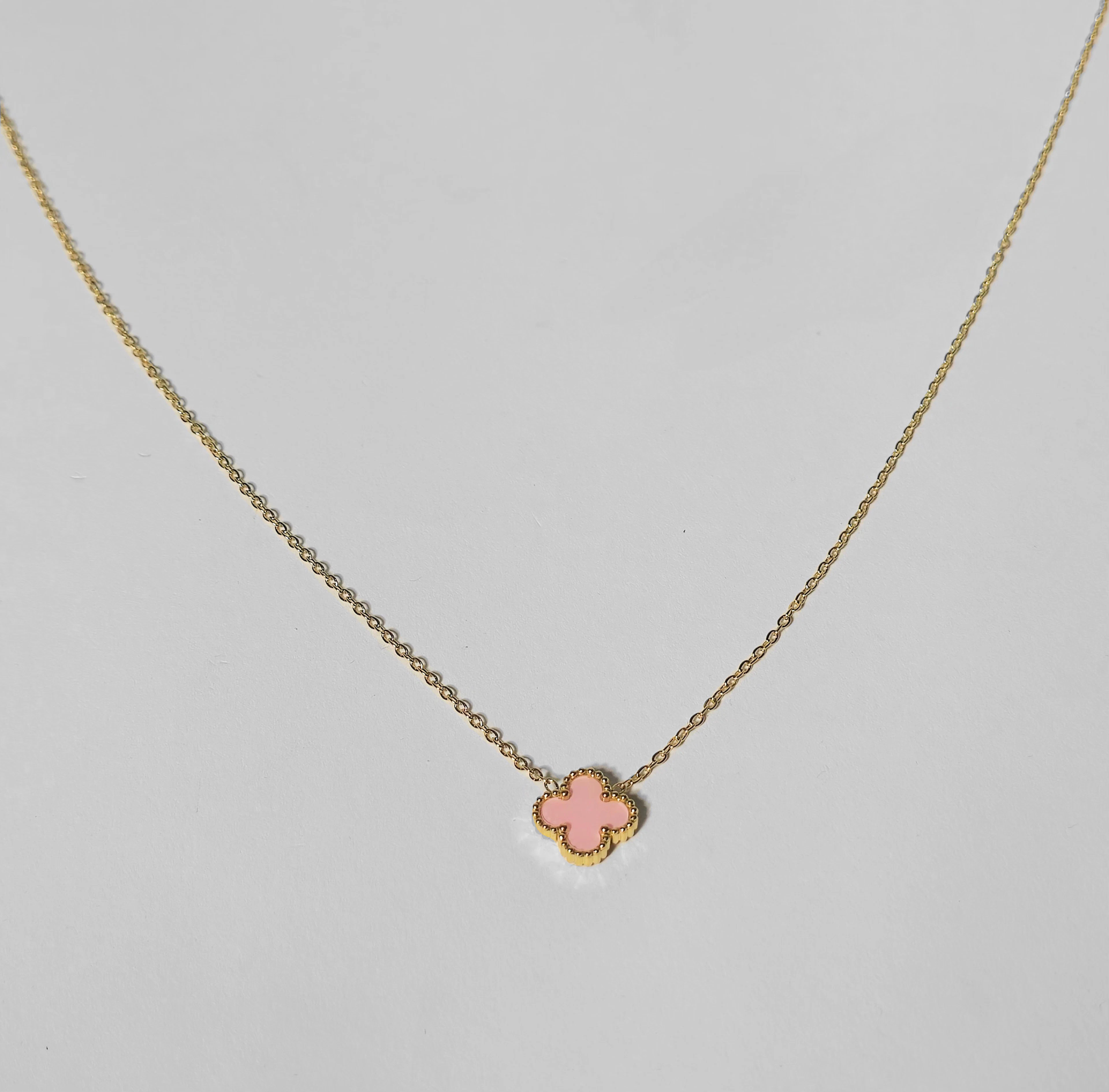 COLLAR EN ACERO ESTILO VAN CLEFF CON TRÉBOL ESMALTADO EN COLOR ROSA.