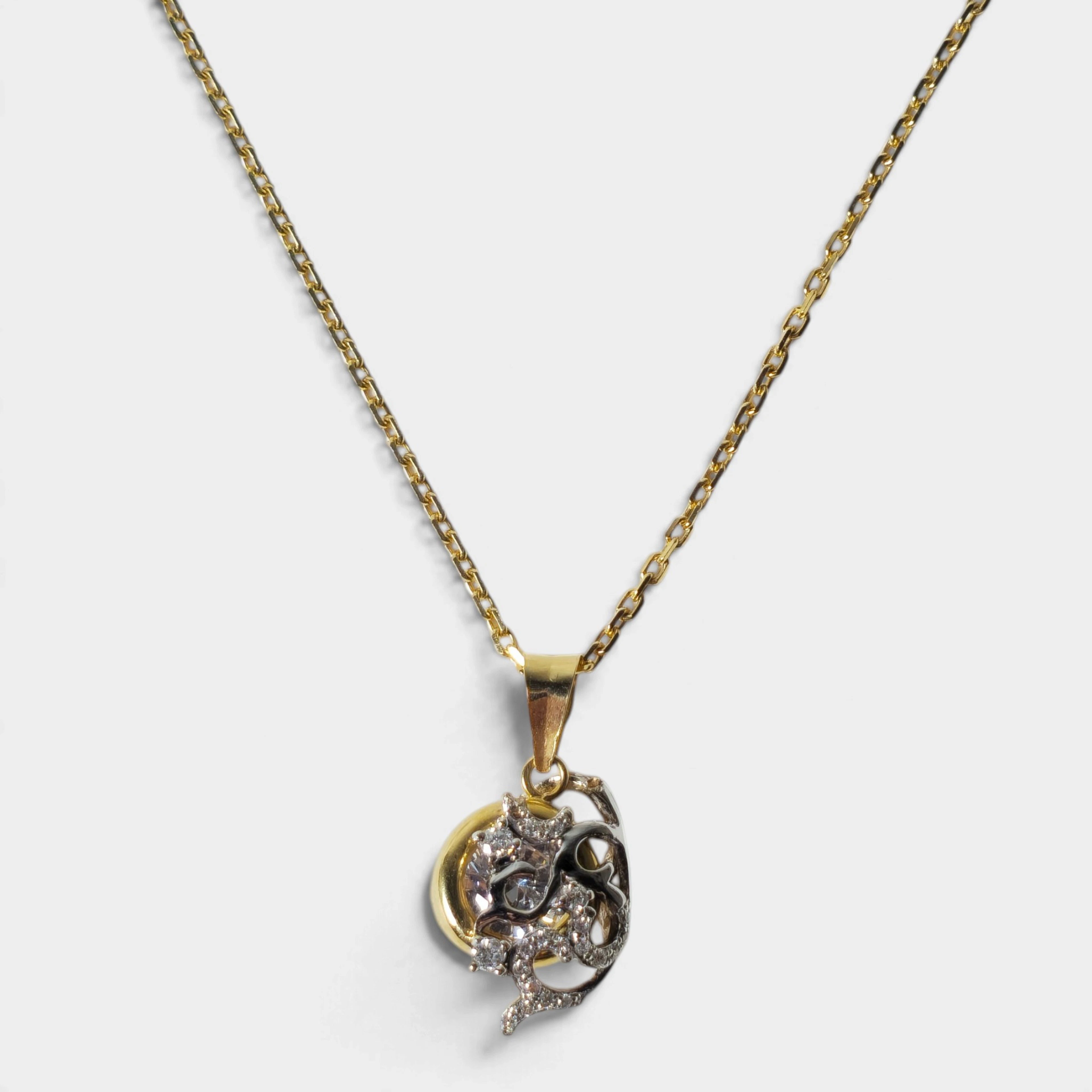 Colgante y cadena en oro de 18 quilates y diamantes.
