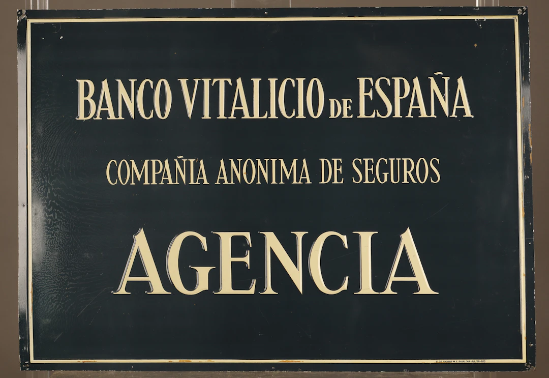 Banco Vitalicio de España, placa publicitaria en hojalata estampada y pintada.