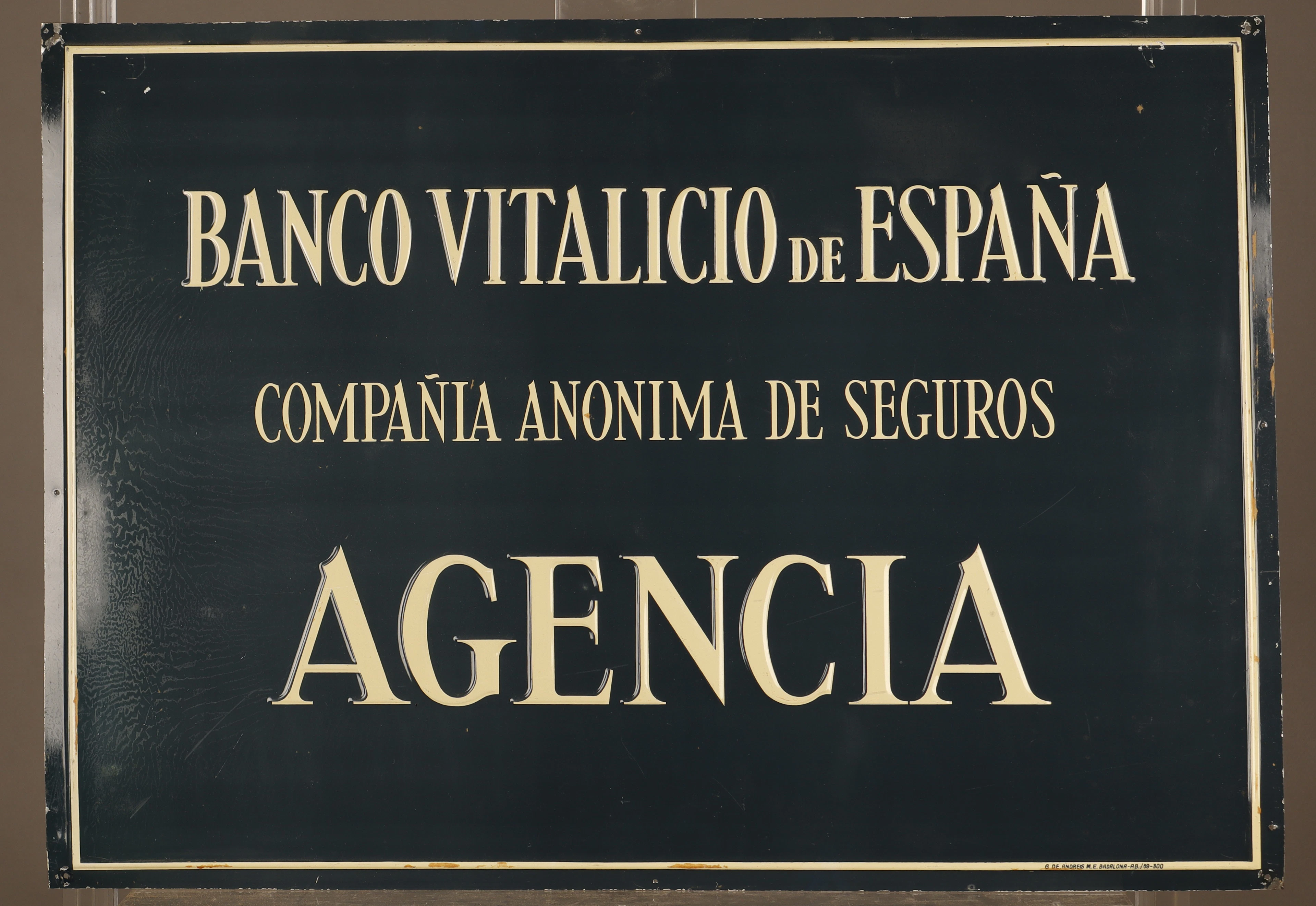 Banco Vitalicio de España, placa publicitaria en hojalata estampada y pintada.