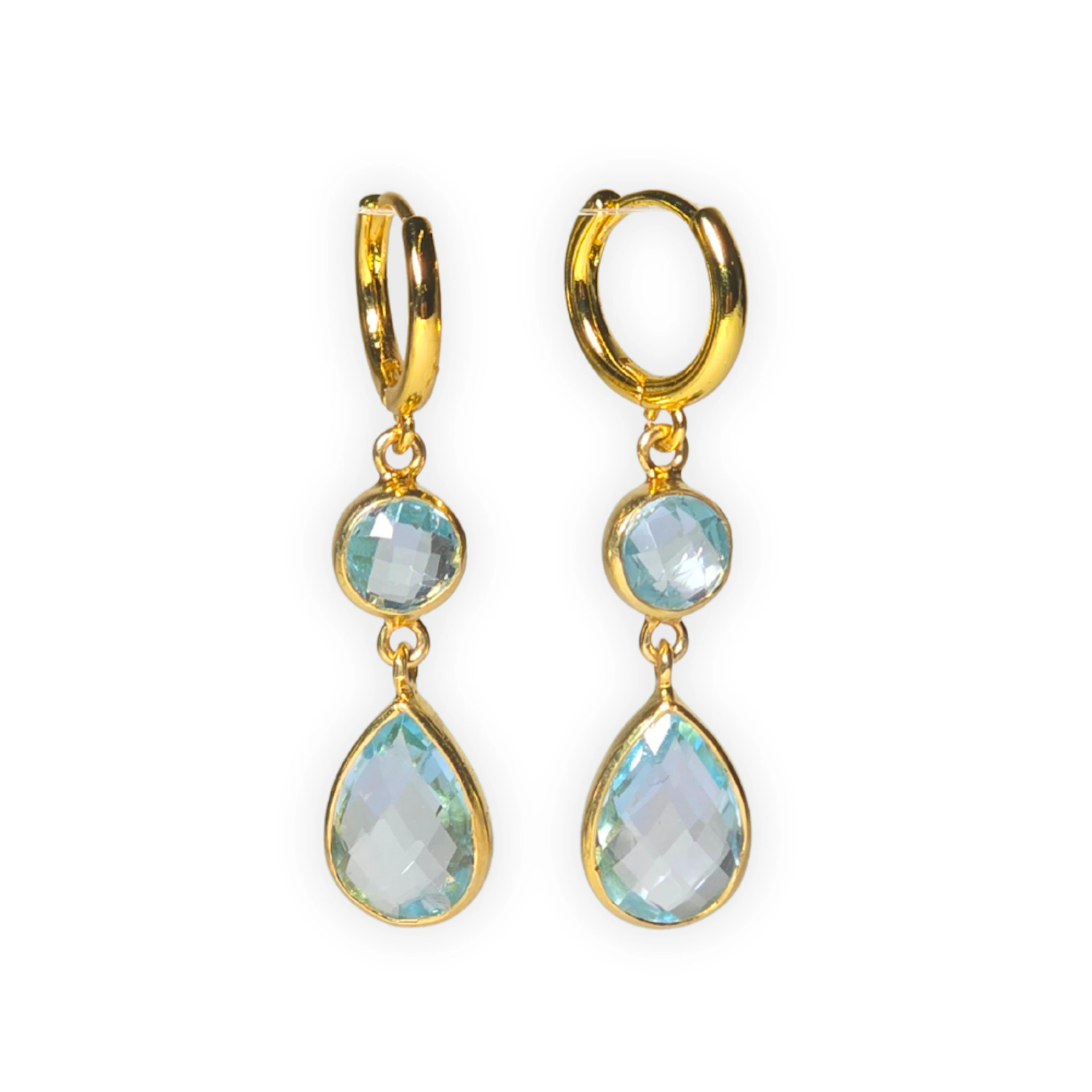 Pendientes en plata con baño de oro y topacio azul.