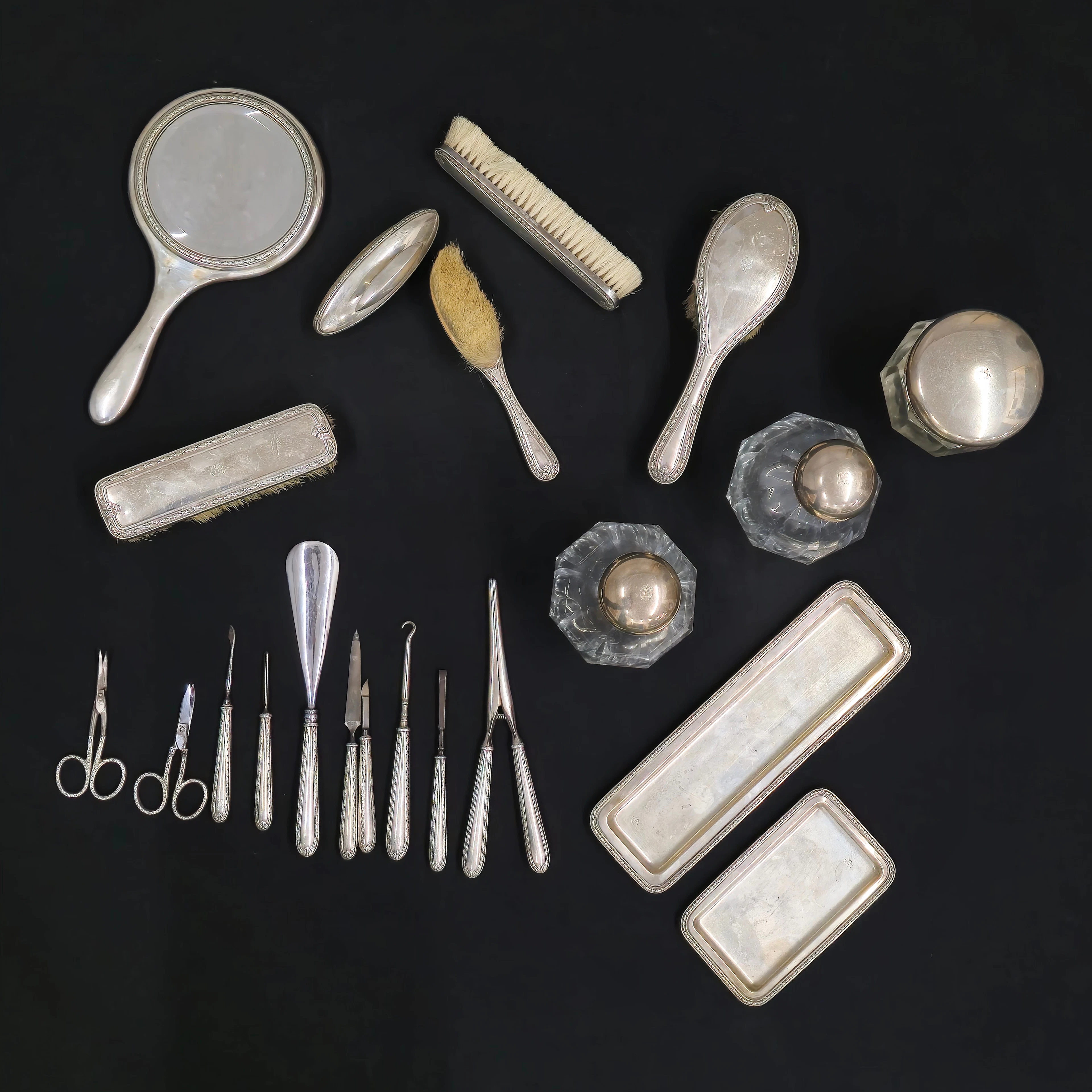 JUEGO DE TOCADOR CON UTENSILIOS DE MANICURA. PLATA. ANAGRAMA MODERNISTA.