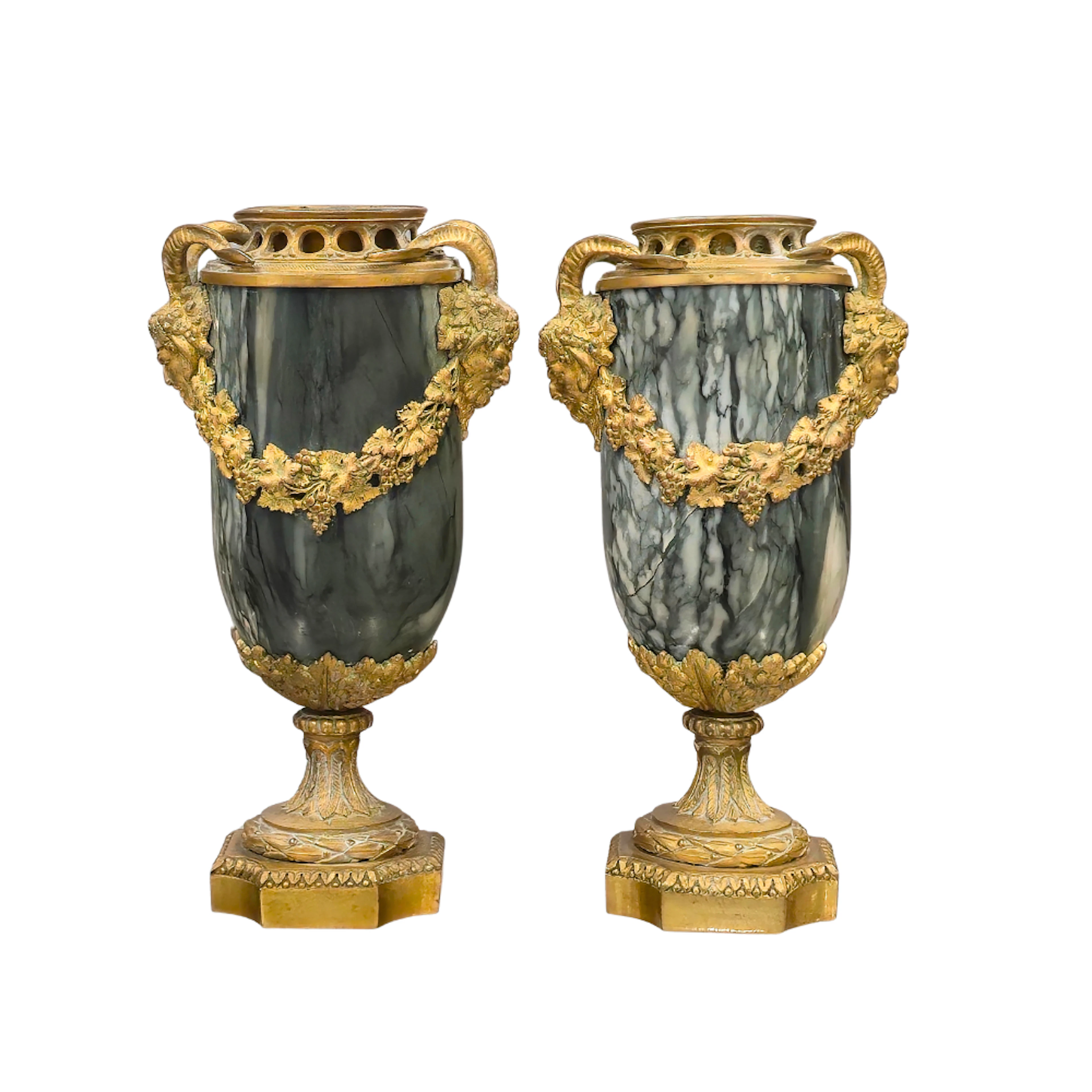 Pareja de jarrones de estilo Luis XVI en mármol de Maurin y bronce dorado.