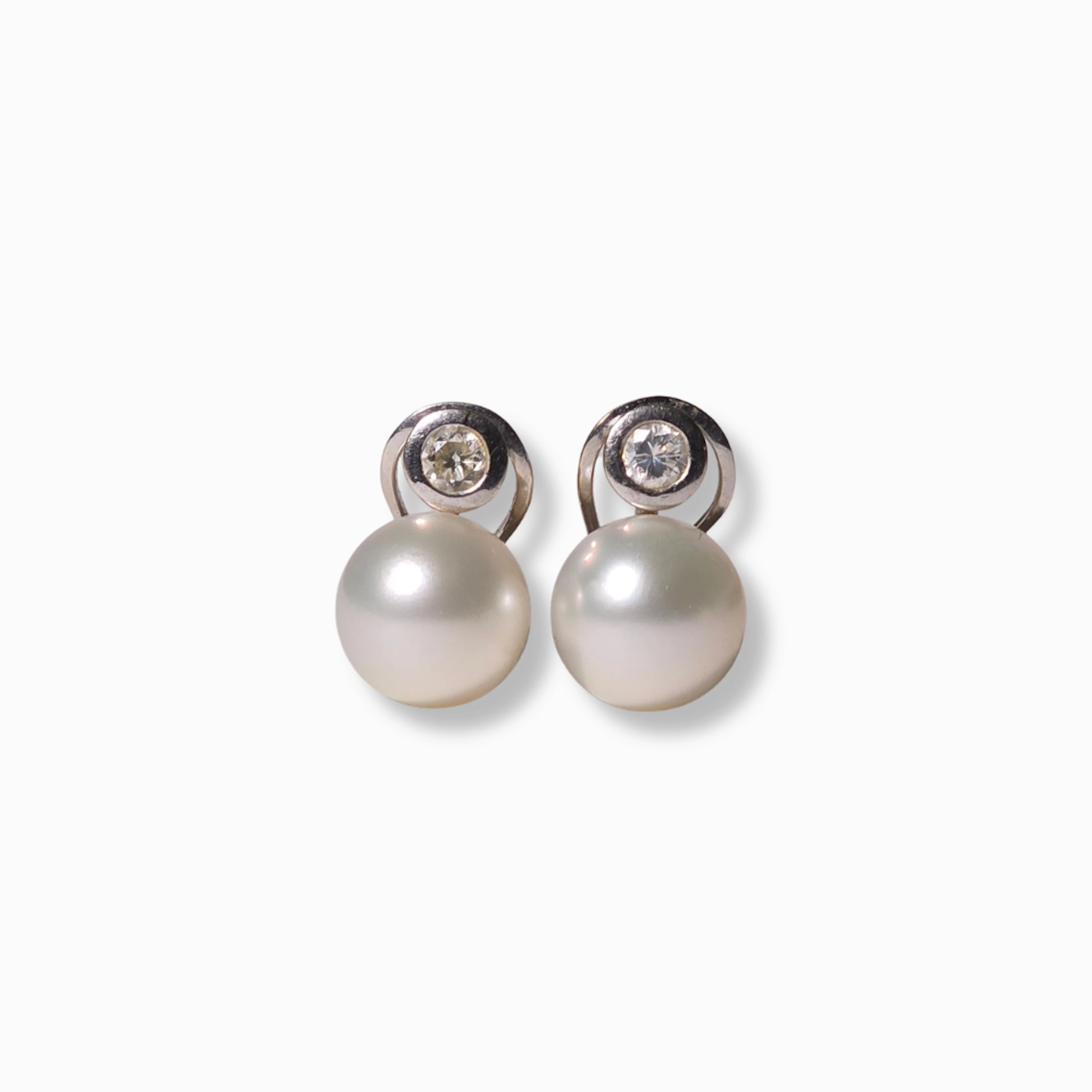 PENDIENTES TU Y YO CON PERLAS AUSTRALIANAS Y DIAMANTES, EN RO BLANCO DE 18K.