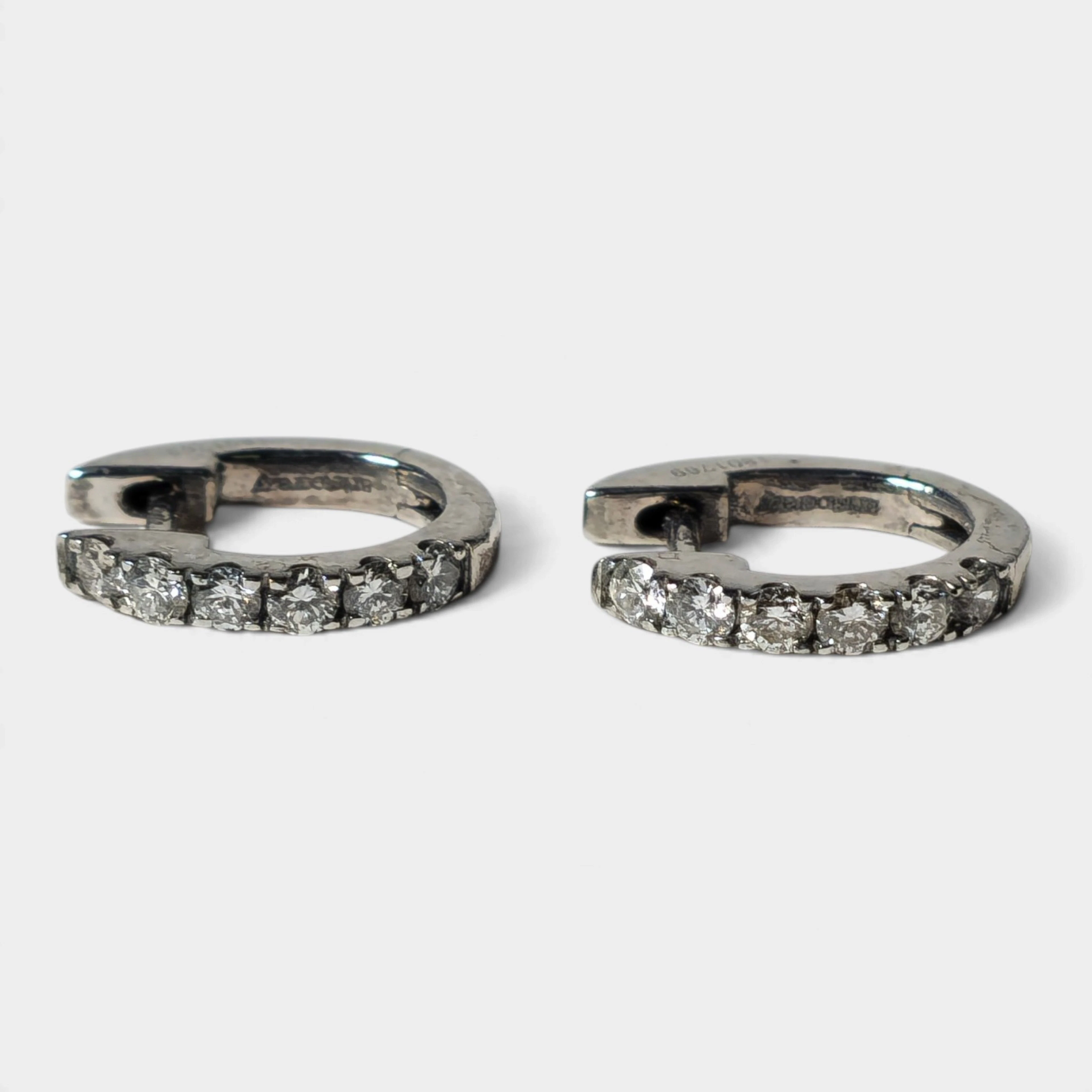 Aritos en oro blanco de 18K y diamantes.