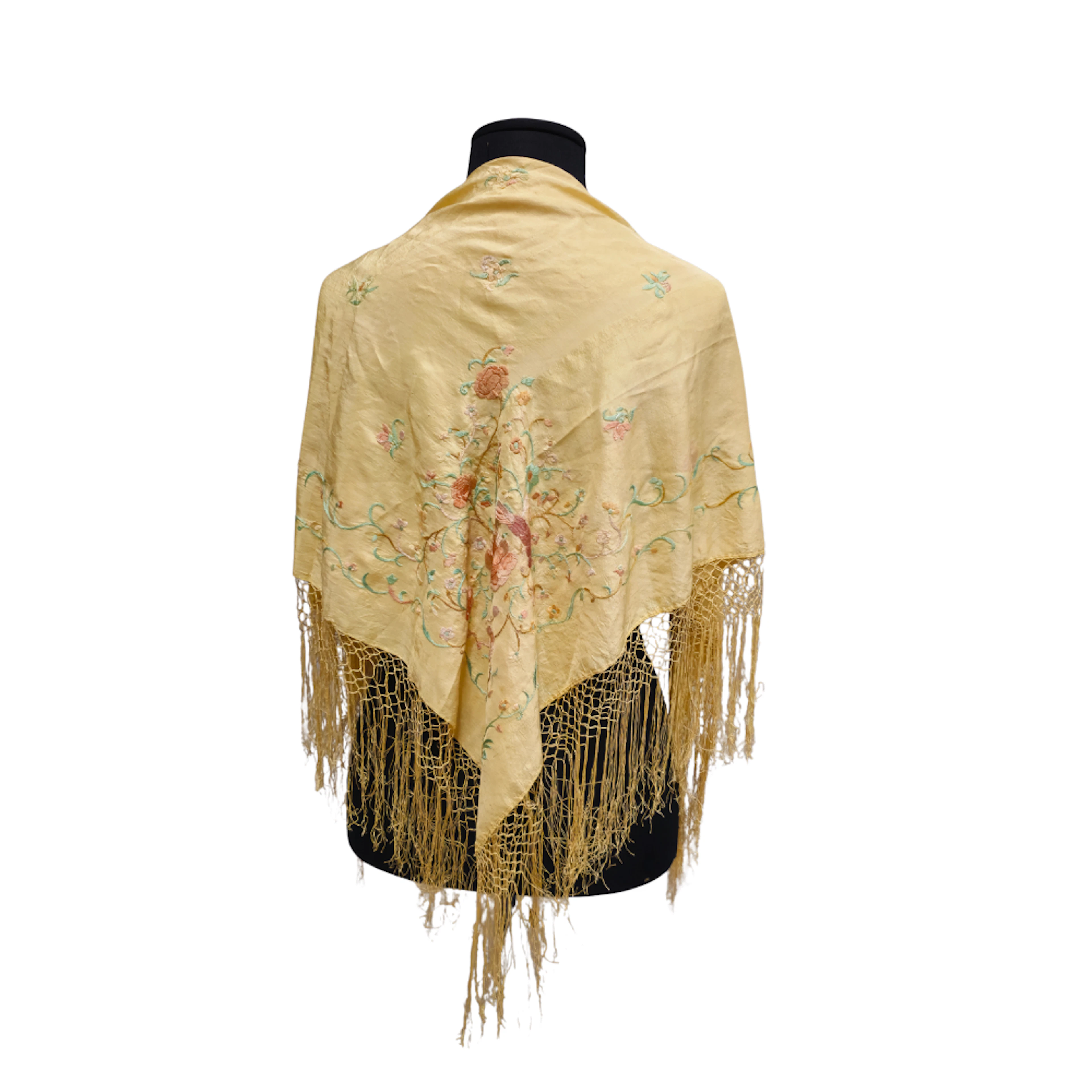 MANTÓN DE TALLE ISABELINO BORDADO A MANO CON DETALLES FLORALES.