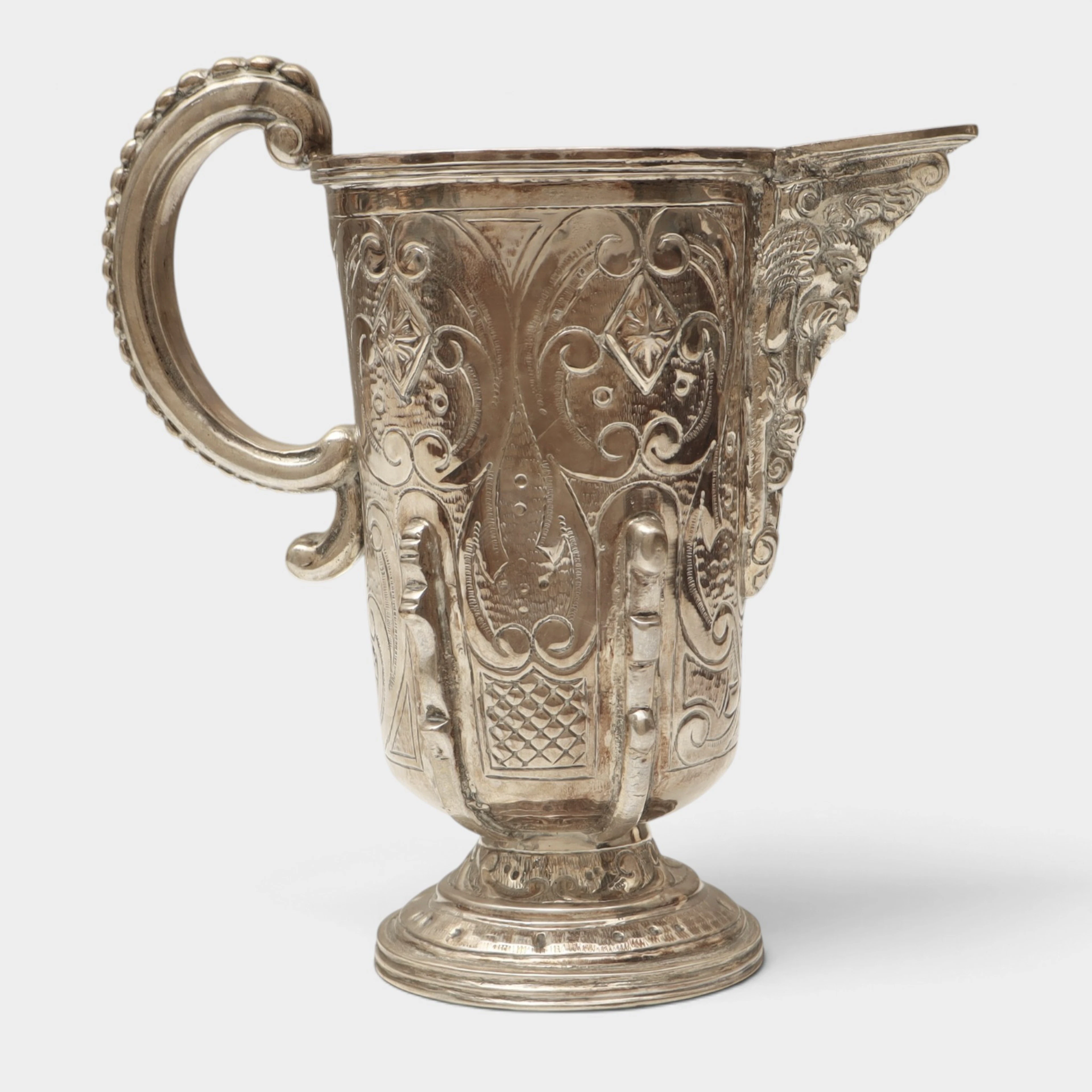 Jarra de pico en plata, según modelos del siglo XVI.