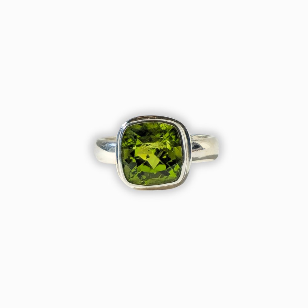 ANILLO EN PLATA CON PERIDOTO.