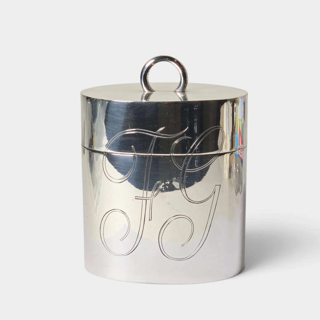 Tarro para té en plata española punzonada.