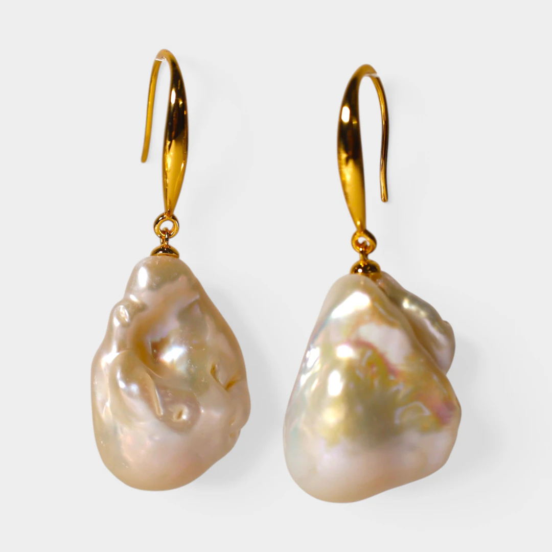 Pendientes en plata con baño de oro y perla barroca.
