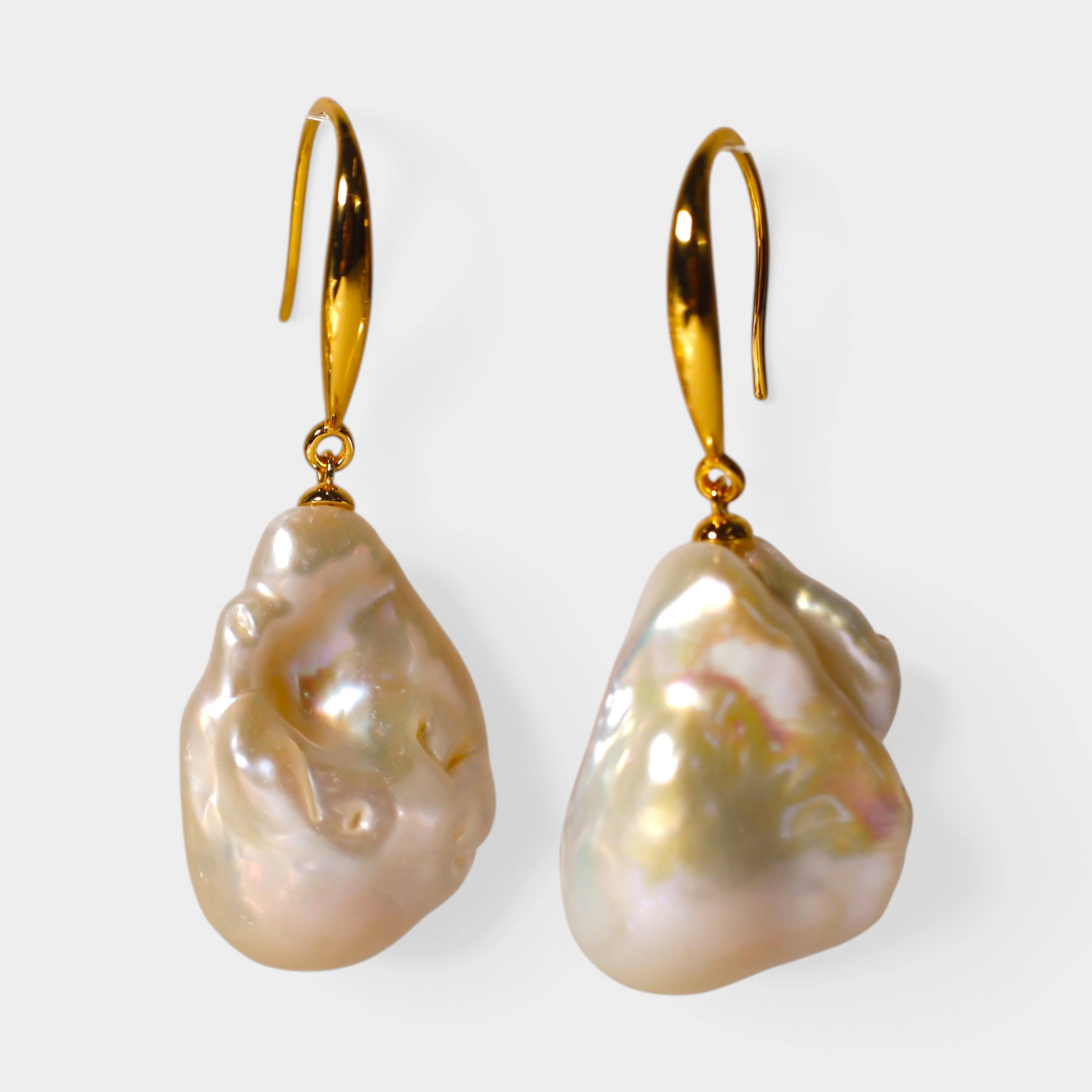 Pendientes en plata con baño de oro y perla barroca.
