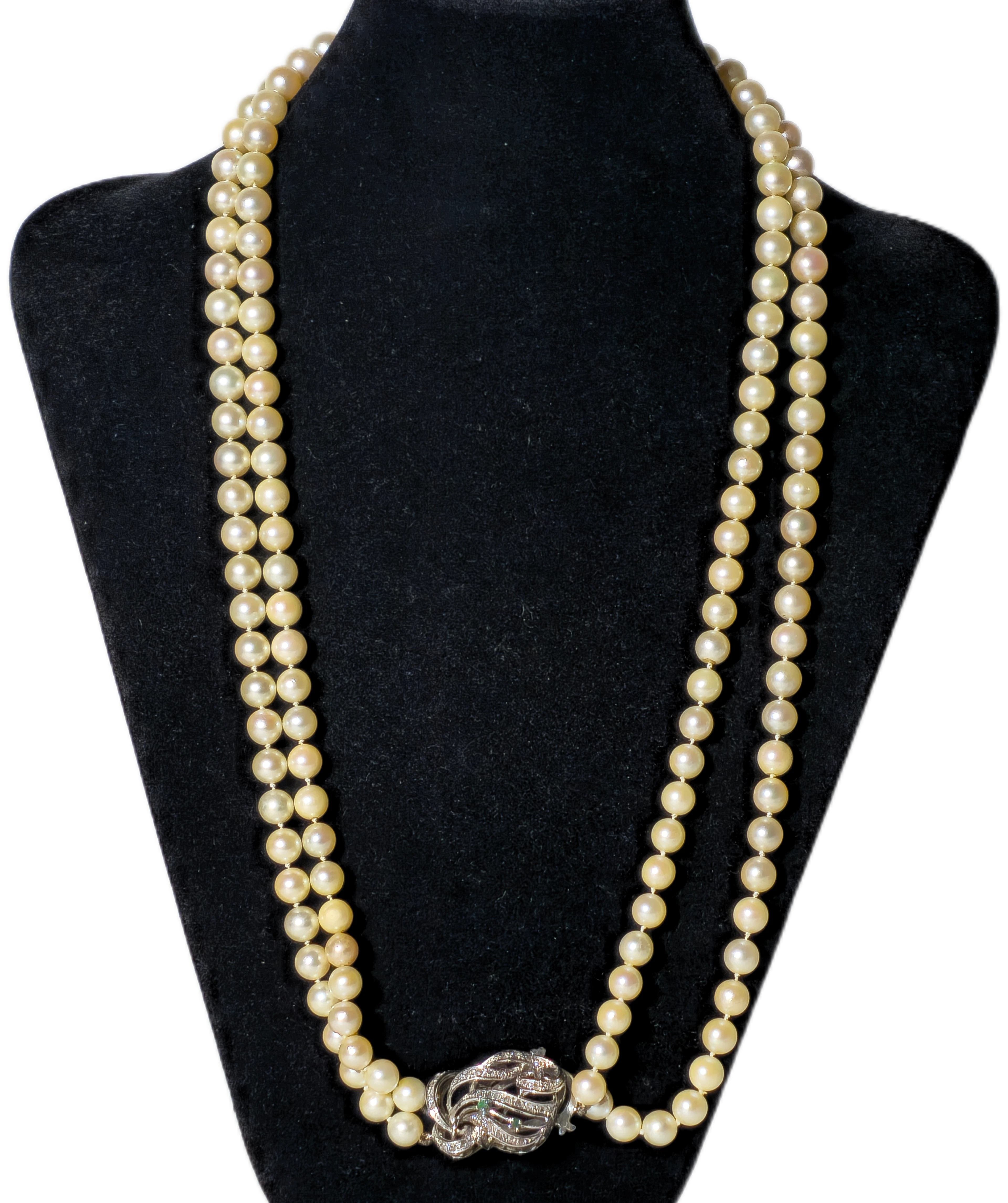 COLLAR DE DOS VUELTAS CON PERLAS CON CIERRE DE ORO Y DIAMANTES, SIGLO XX.