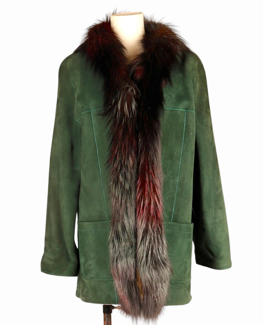 Chaquetón de ante verde con interior de mutón y cuello de fox.