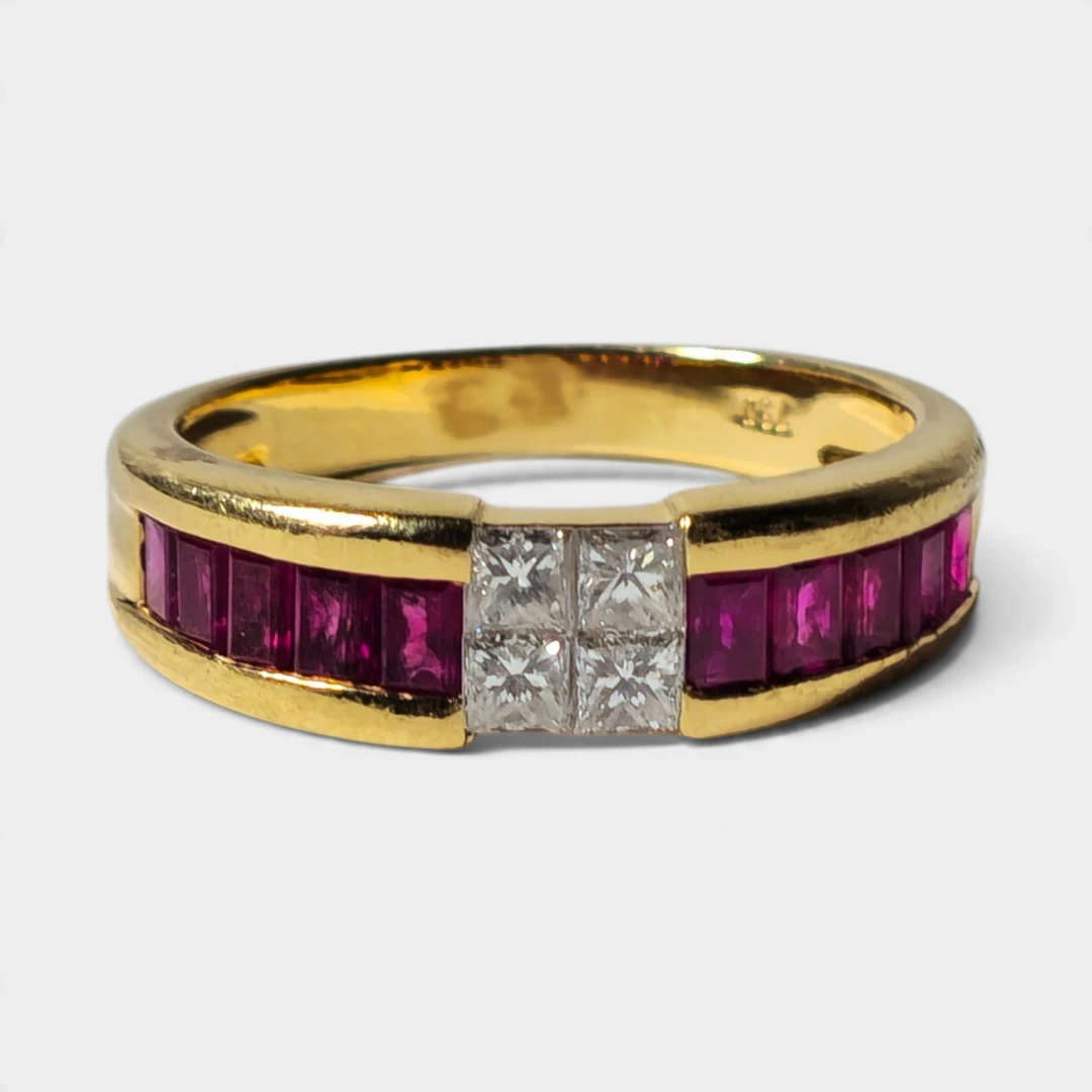 Anillo en oro de 18 quilates, rubíes y diamantes.