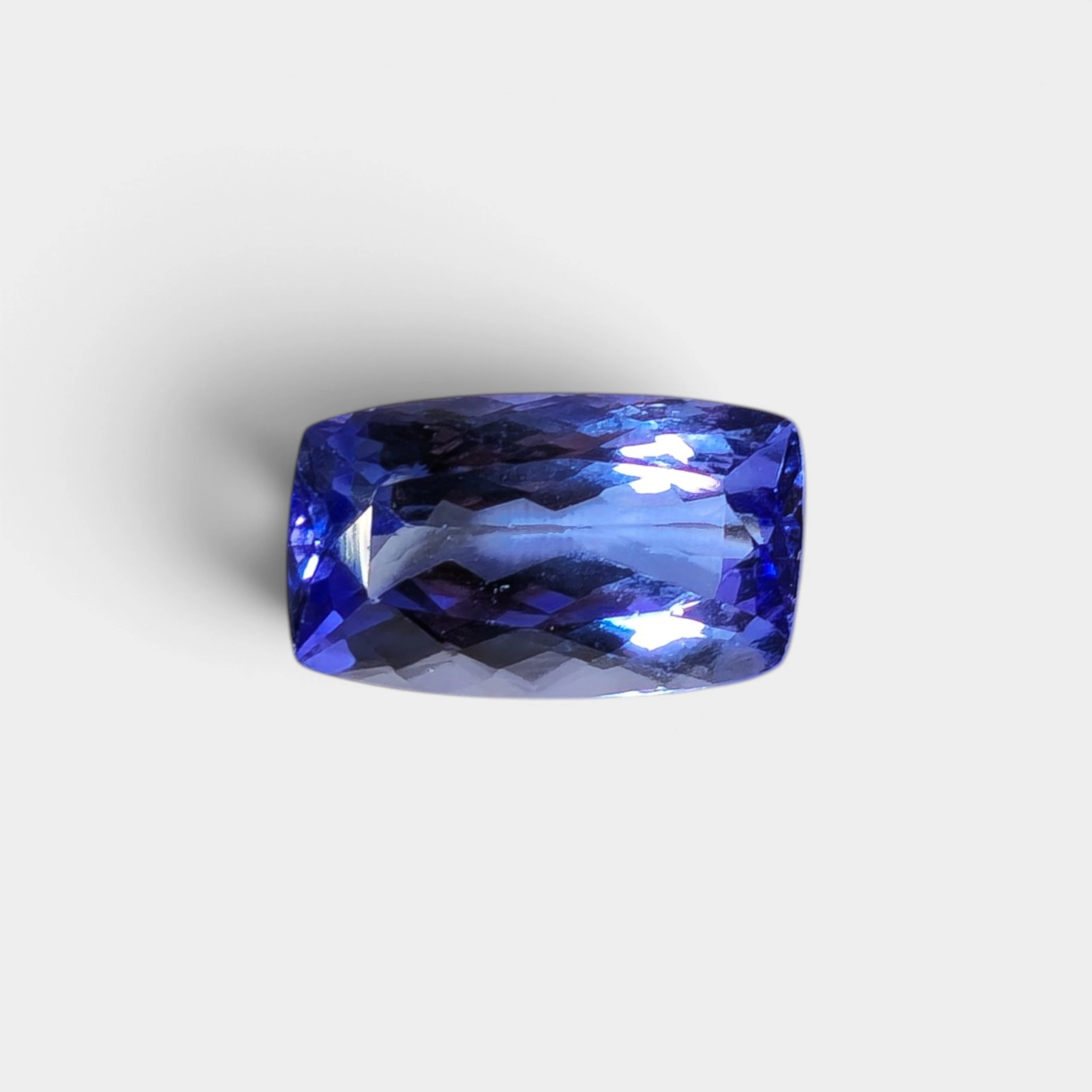 Tanzanita 2,52 CT en talla cojín.