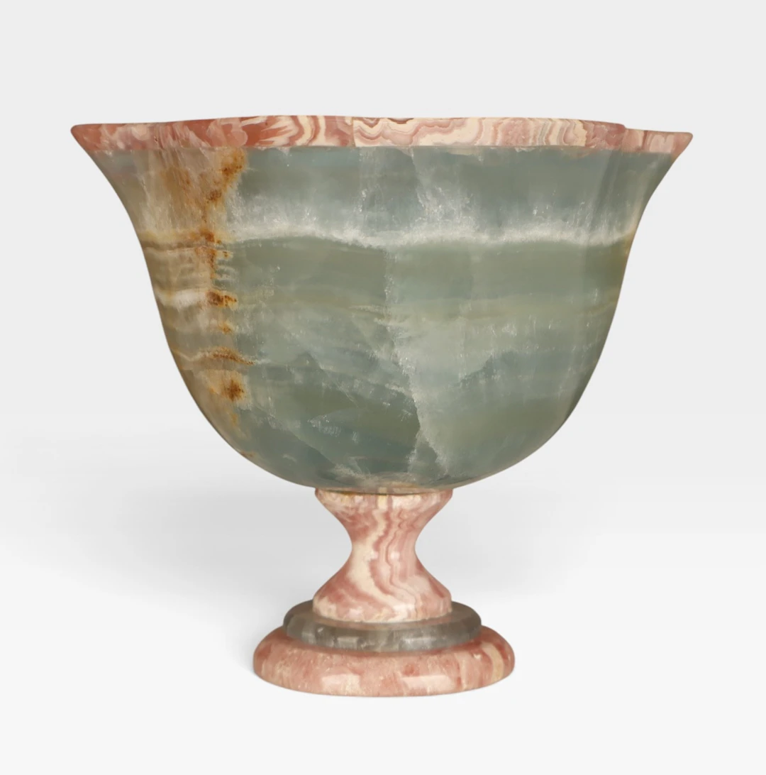 Copa en rodonita y cuarzo verde, del siglo XX.