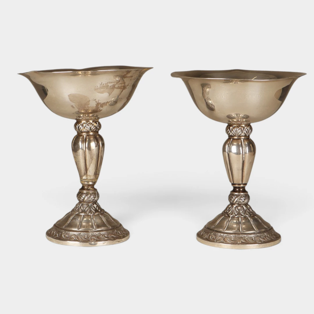 Pareja de copas en plata con fuste decorado con motivos vegetales en relieve.