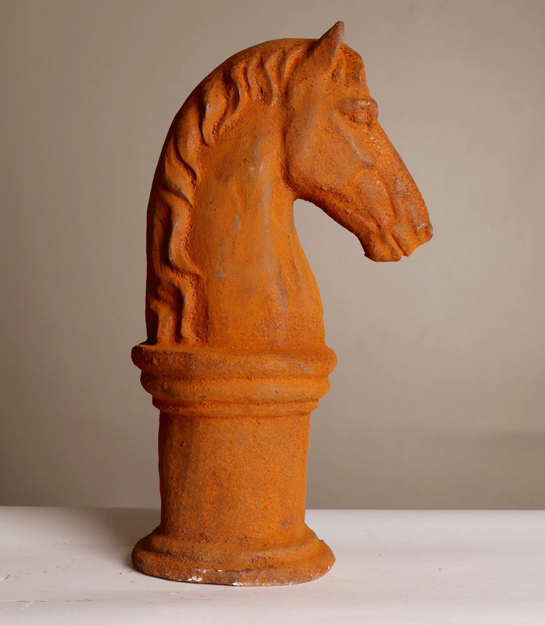 Caballo de ajedrez, escultura de jardín en hierro.