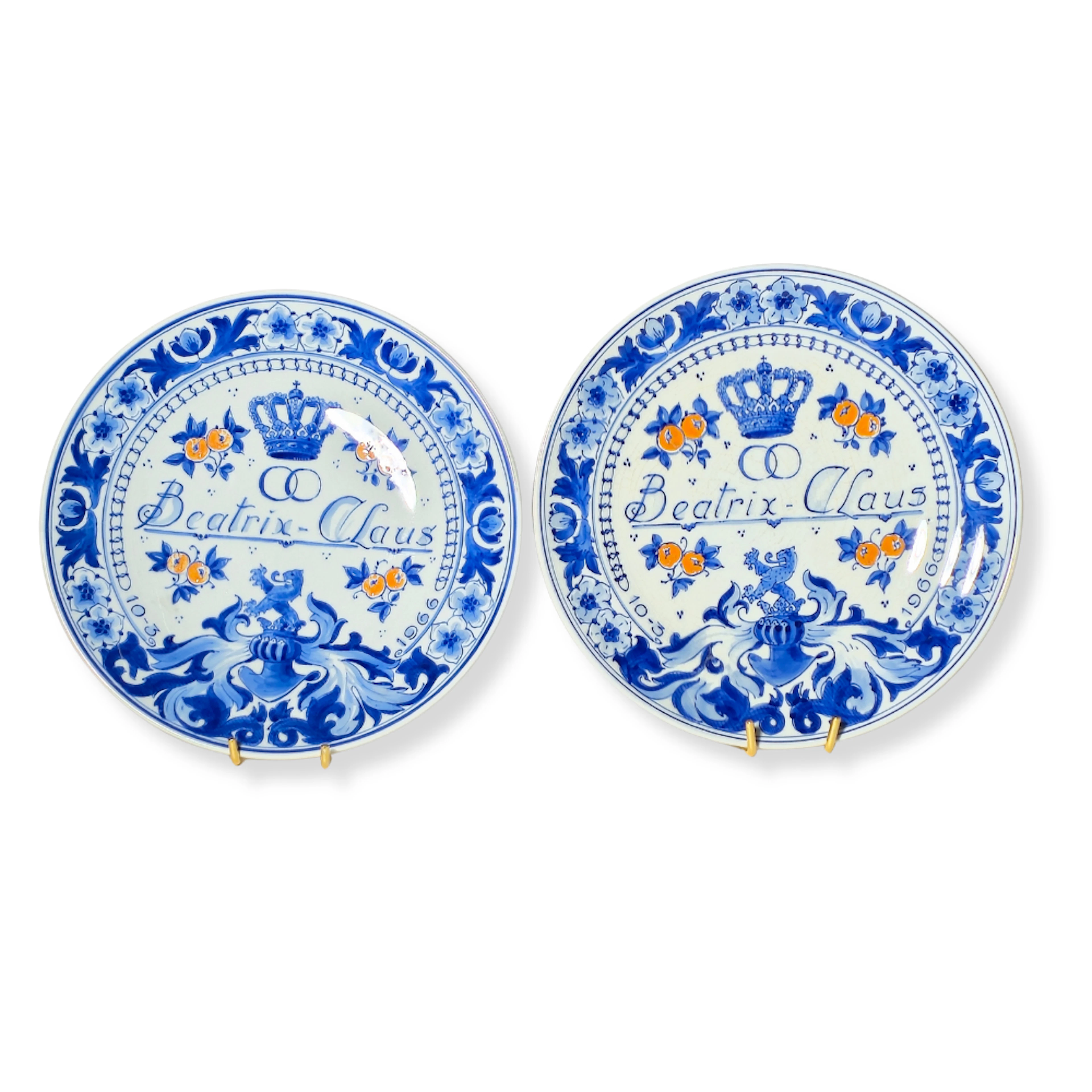 PAREJA DE PLATOS CONMEMORATIVO DE LA BODA DE BEATRIZ DE HOLANDA Y