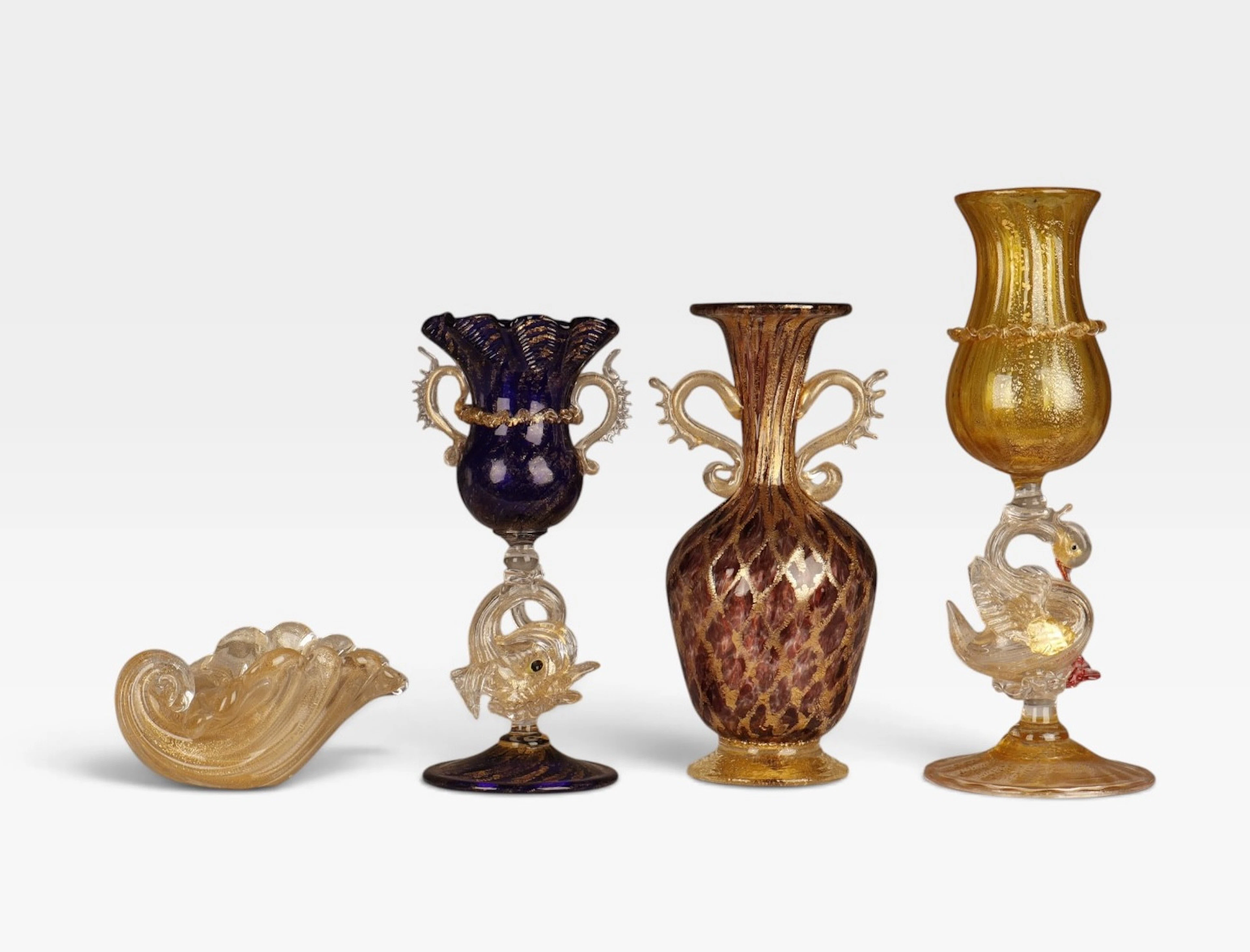 Frasco, dos copas y cuenco en cristal de Murano, del siglo XX.