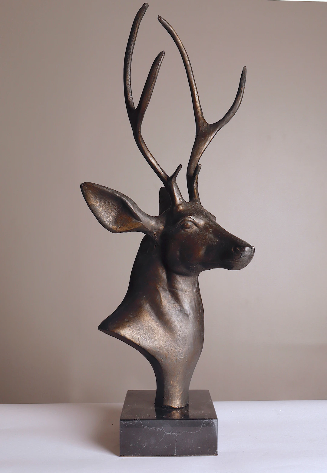 Ciervo, escultura en aleación metálica patinada en bronce.