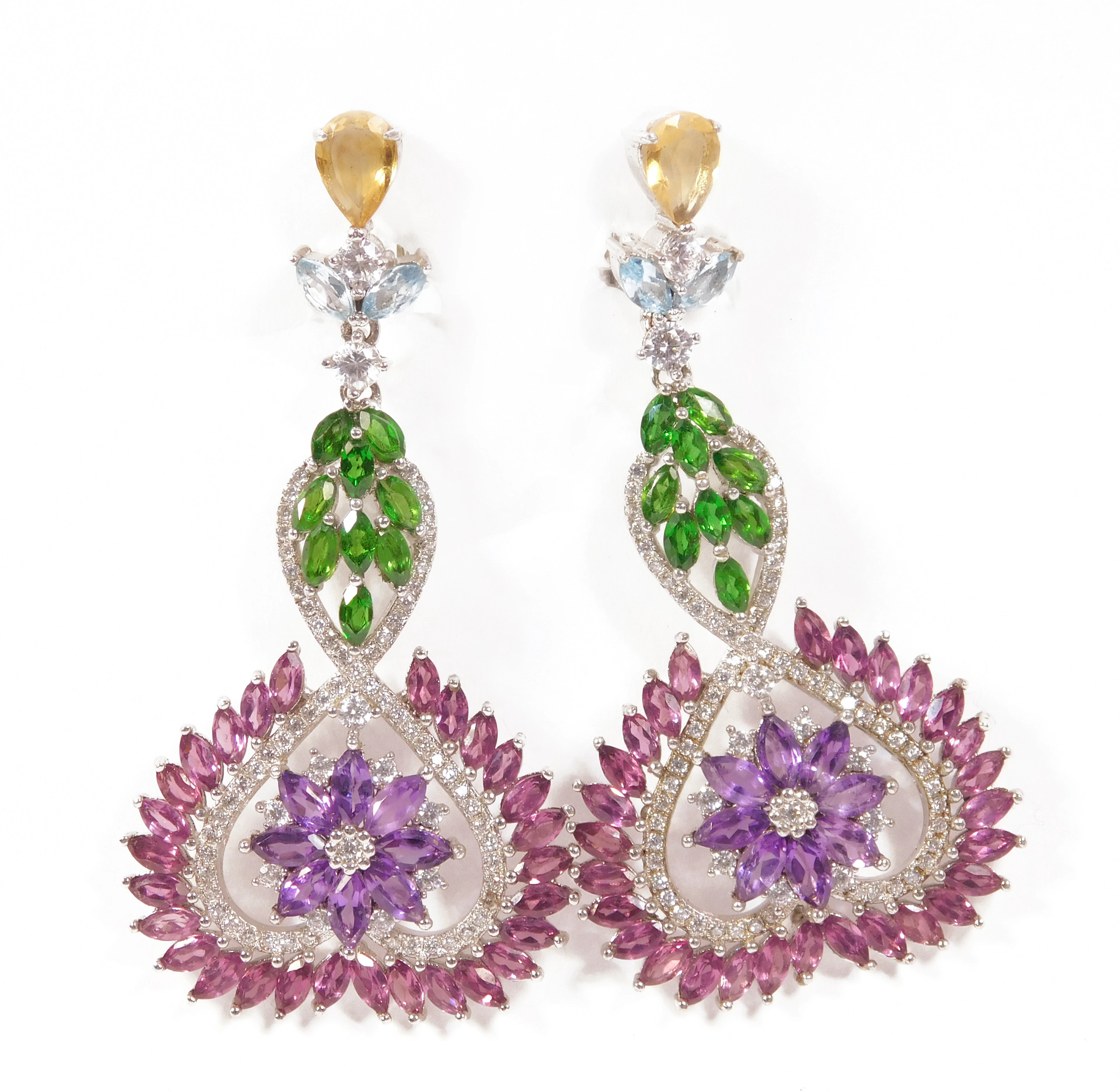 PENDIENTES LARGOS EN PLATA FORMANDO MOTIVOS FLORALES.