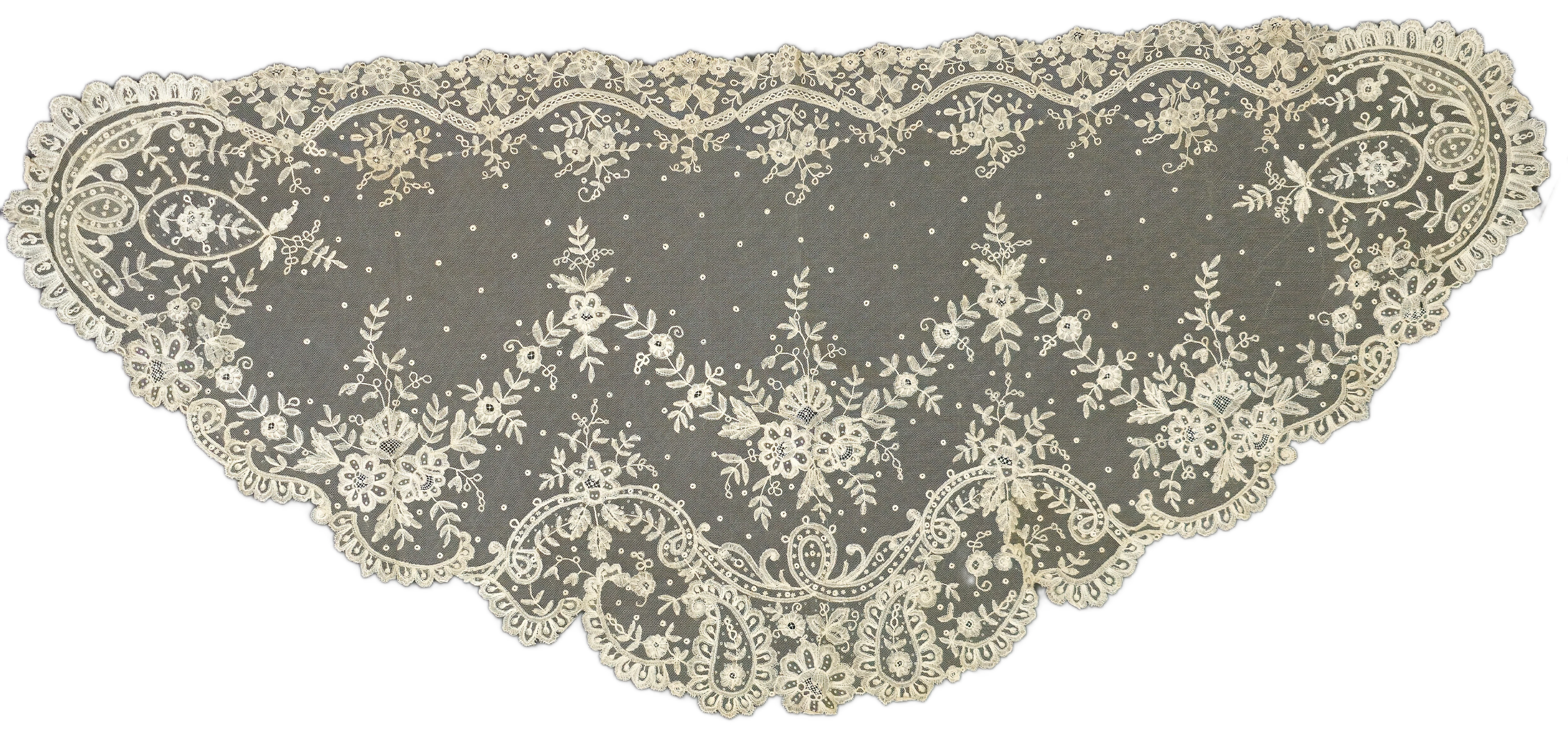 ANTIGUA MANTILLA DE PICO EN DE AGUJA DE BRUSELAS. PROBABLEMENTE FINALES